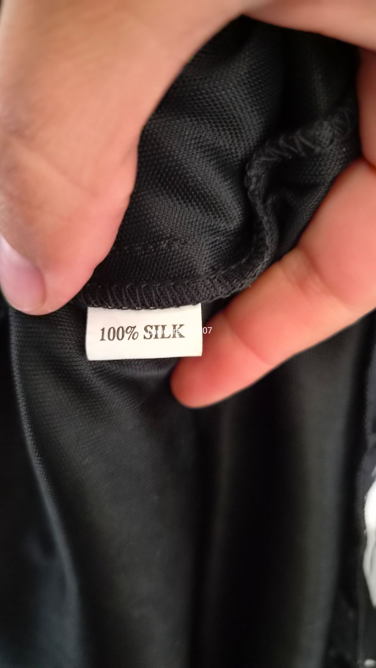 Robe noire et blanche en soie brodée de perles