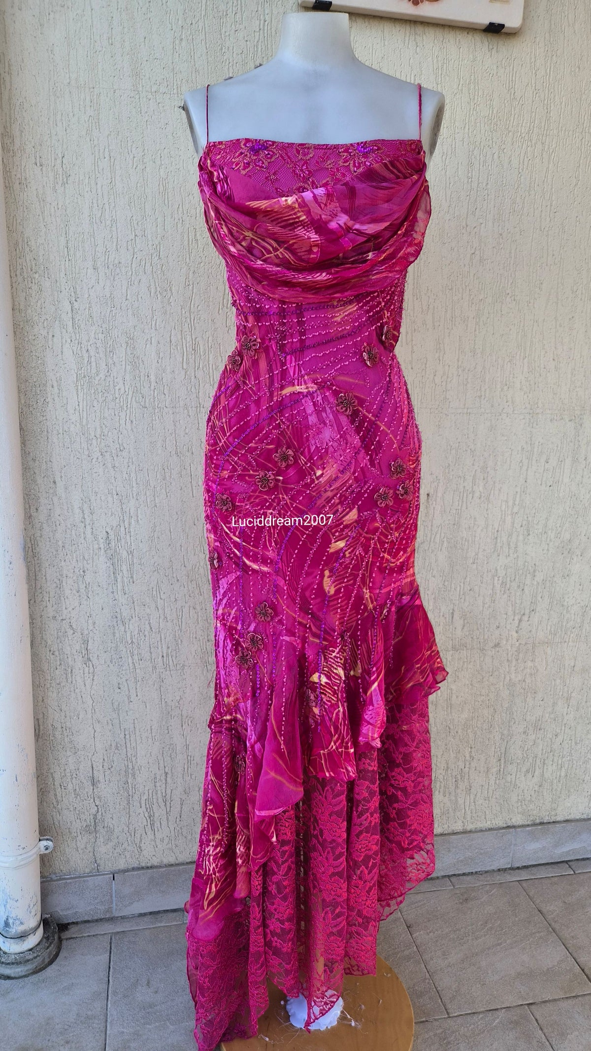 Robe rose en soie brodée de perles et fleurs