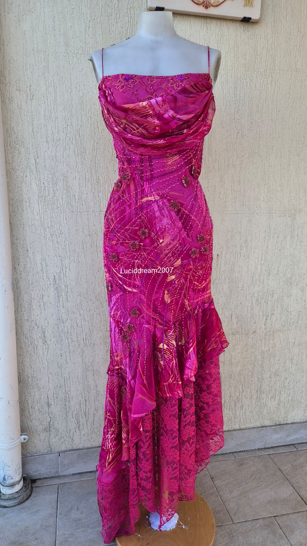 Robe rose en soie brodée de perles et fleurs