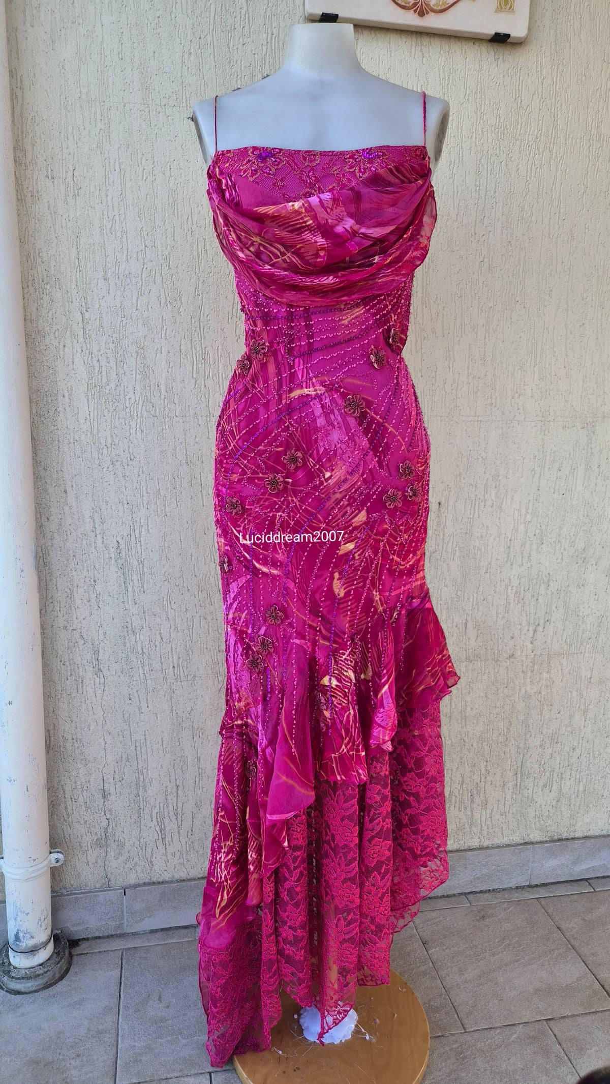 Robe rose en soie brodée de perles et fleurs