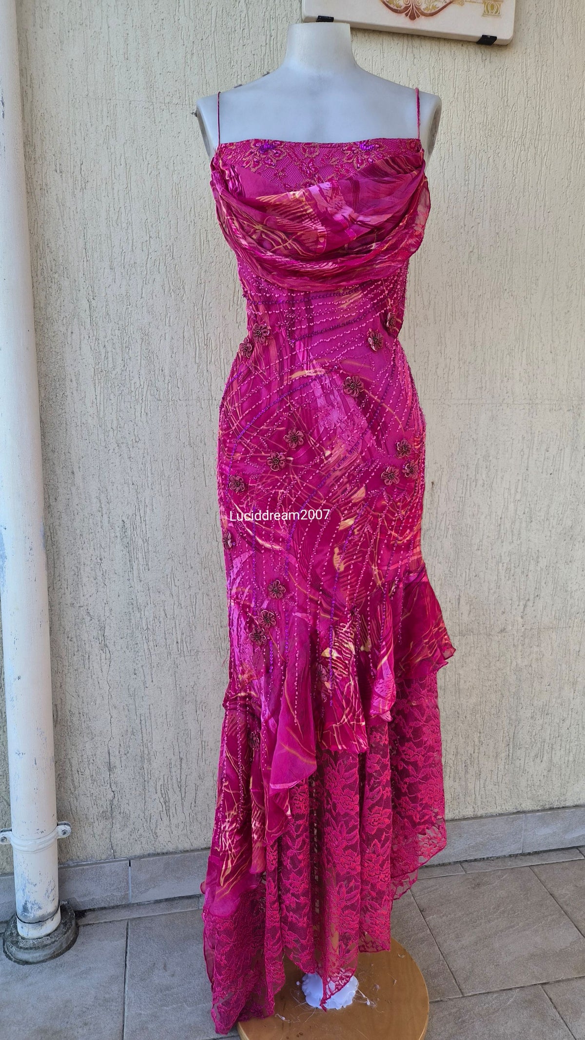 Robe rose en soie brodée de perles et fleurs
