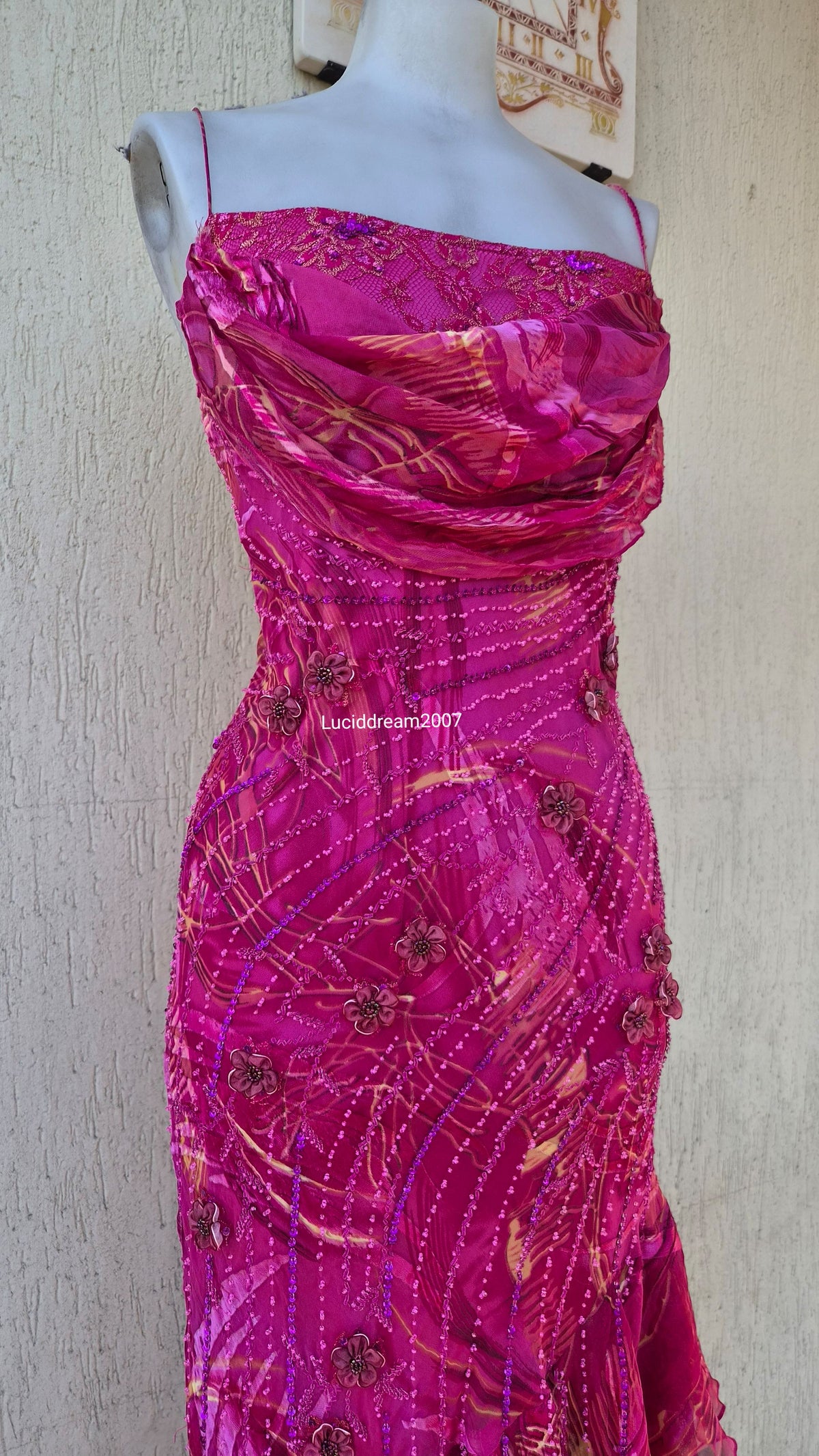 Robe rose en soie brodée de perles et fleurs