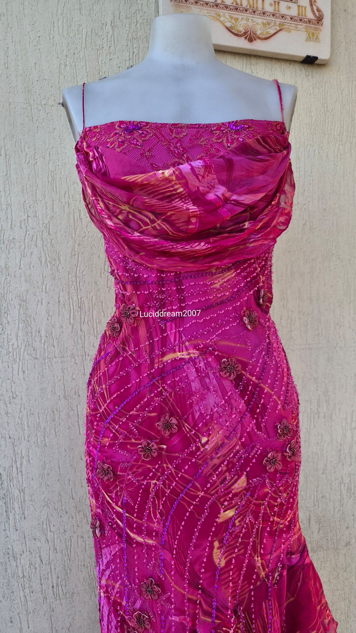 Robe rose en soie brodée de perles et fleurs