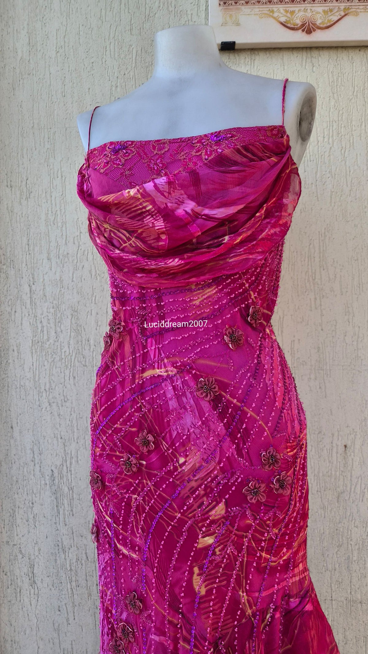 Robe rose en soie brodée de perles et fleurs