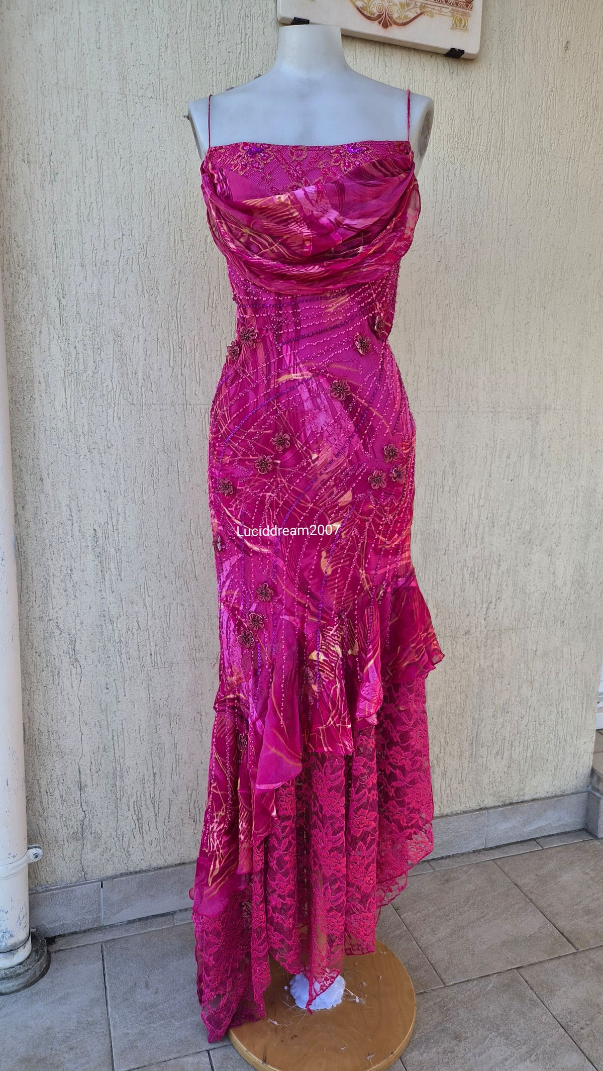 Robe rose en soie brodée de perles et fleurs
