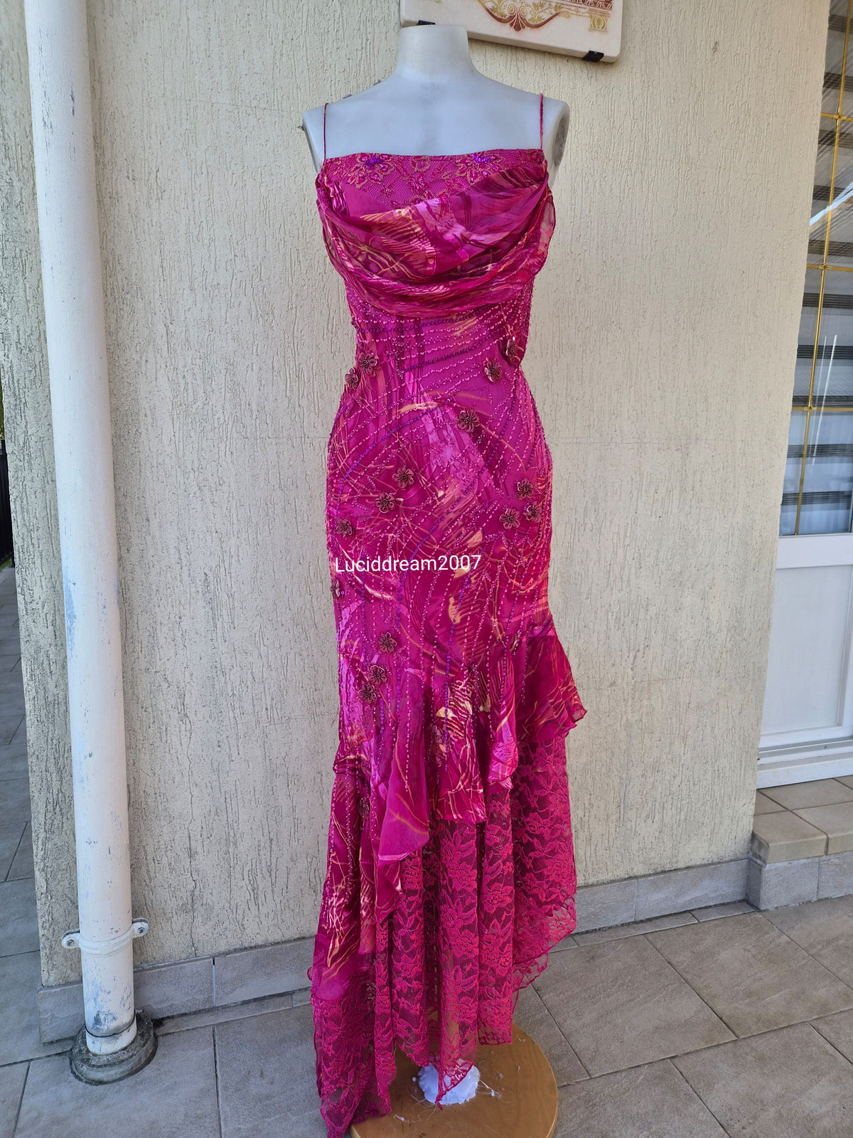 Robe rose en soie brodée de perles et fleurs