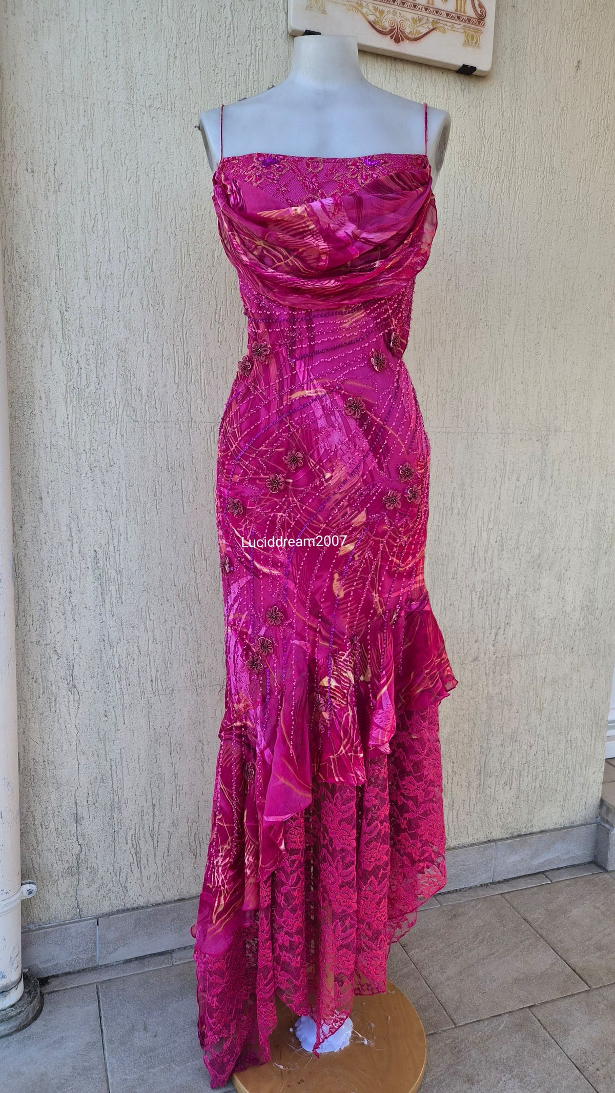 Robe rose en soie brodée de perles et fleurs