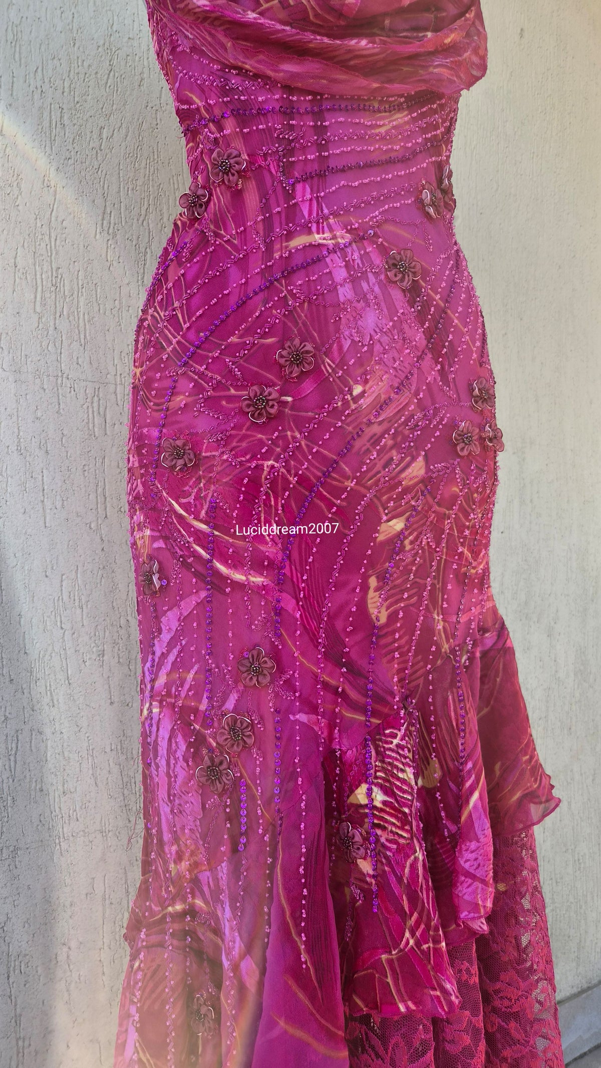 Robe rose en soie brodée de perles et fleurs