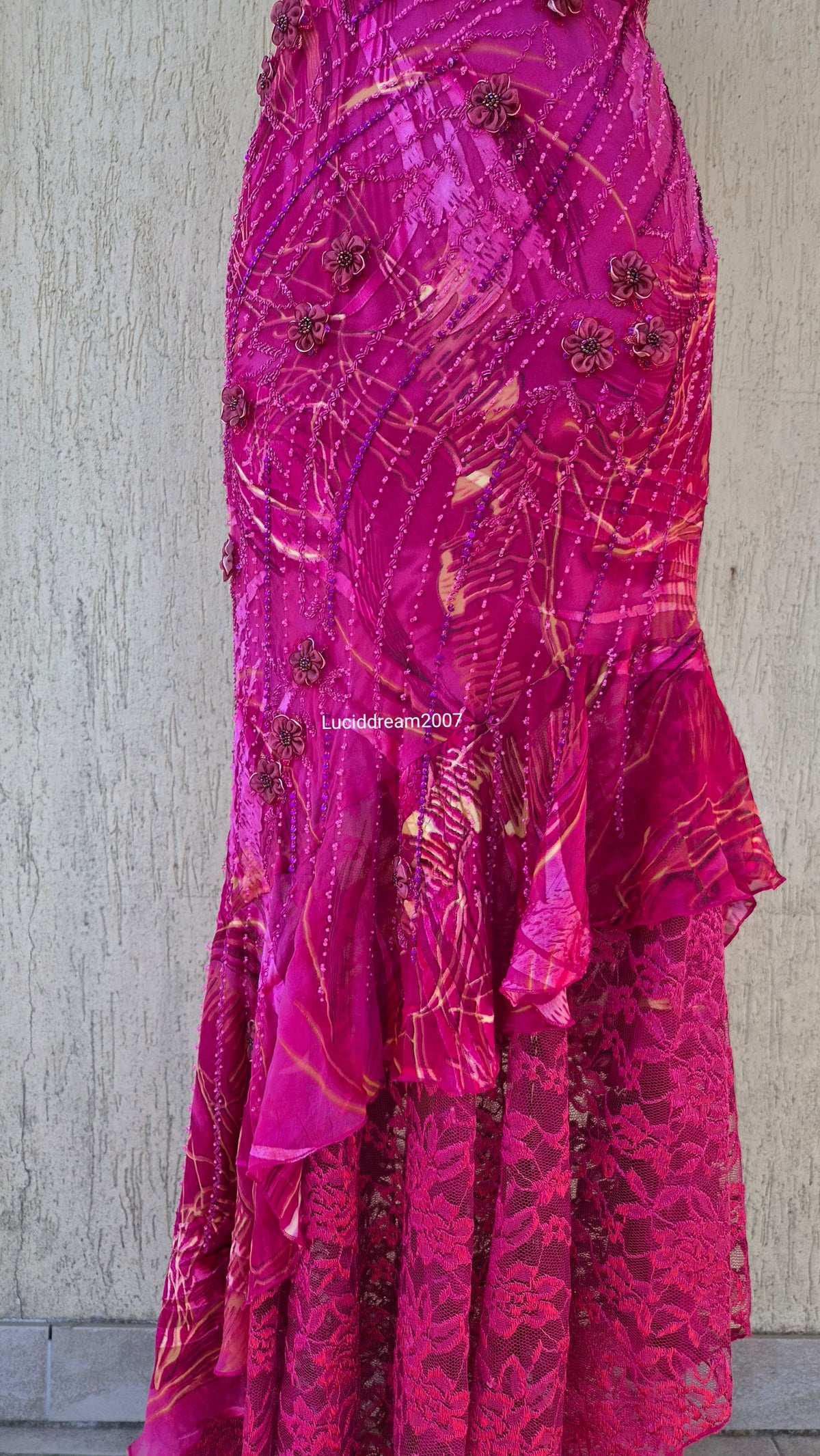 Robe rose en soie brodée de perles et fleurs