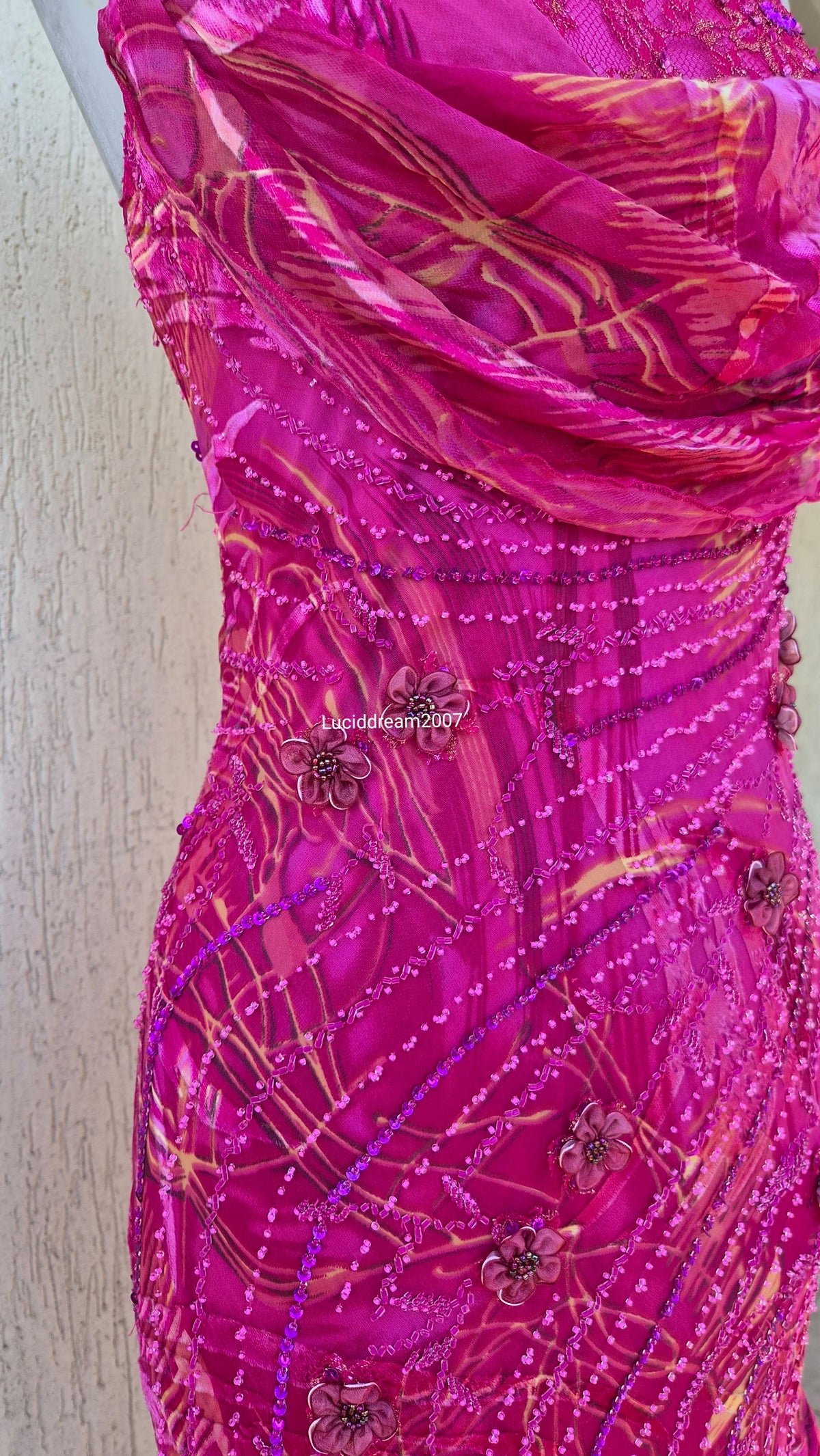 Robe rose en soie brodée de perles et fleurs