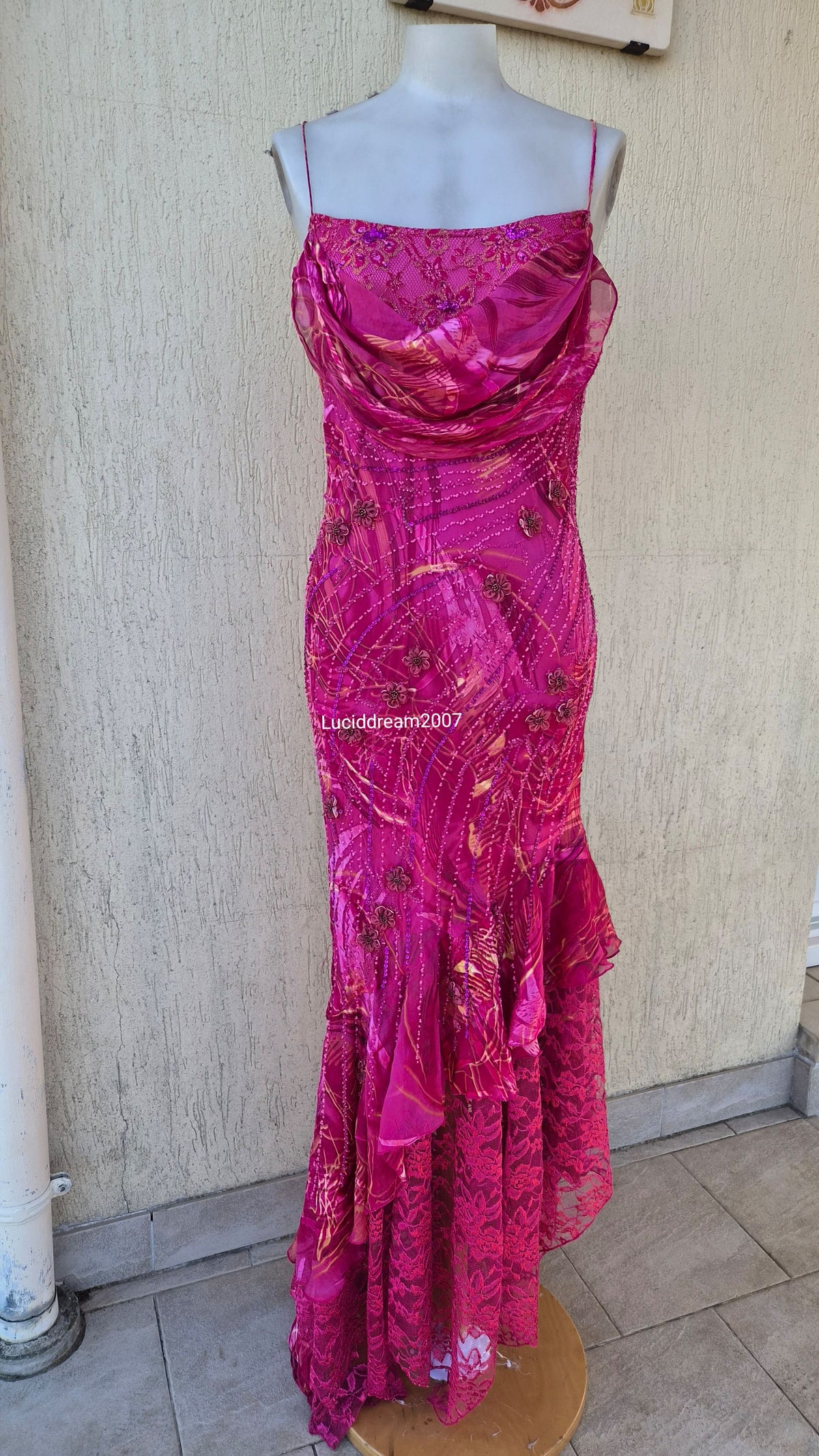 Robe rose en soie brodée de perles et fleurs