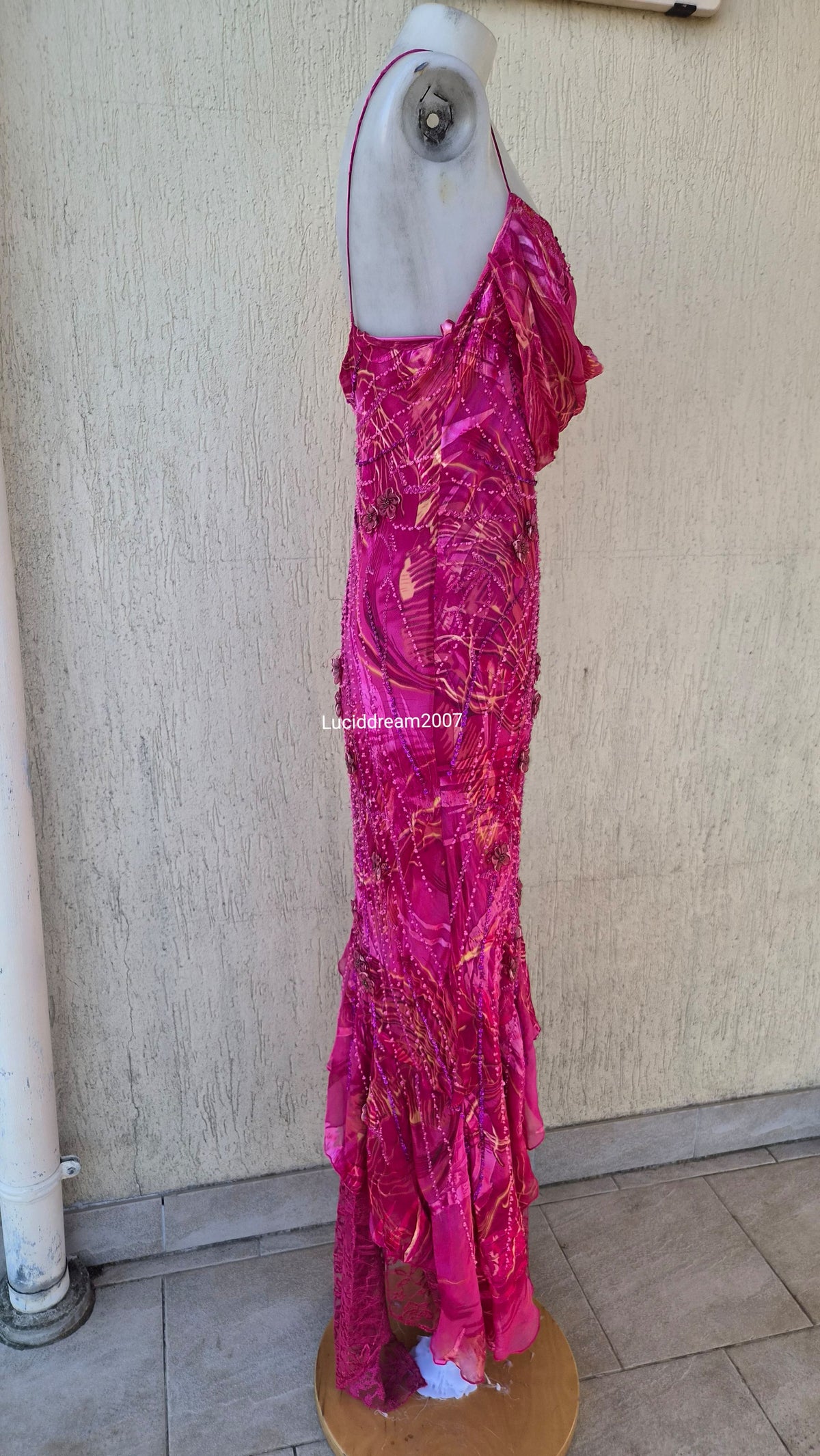 Robe rose en soie brodée de perles et fleurs