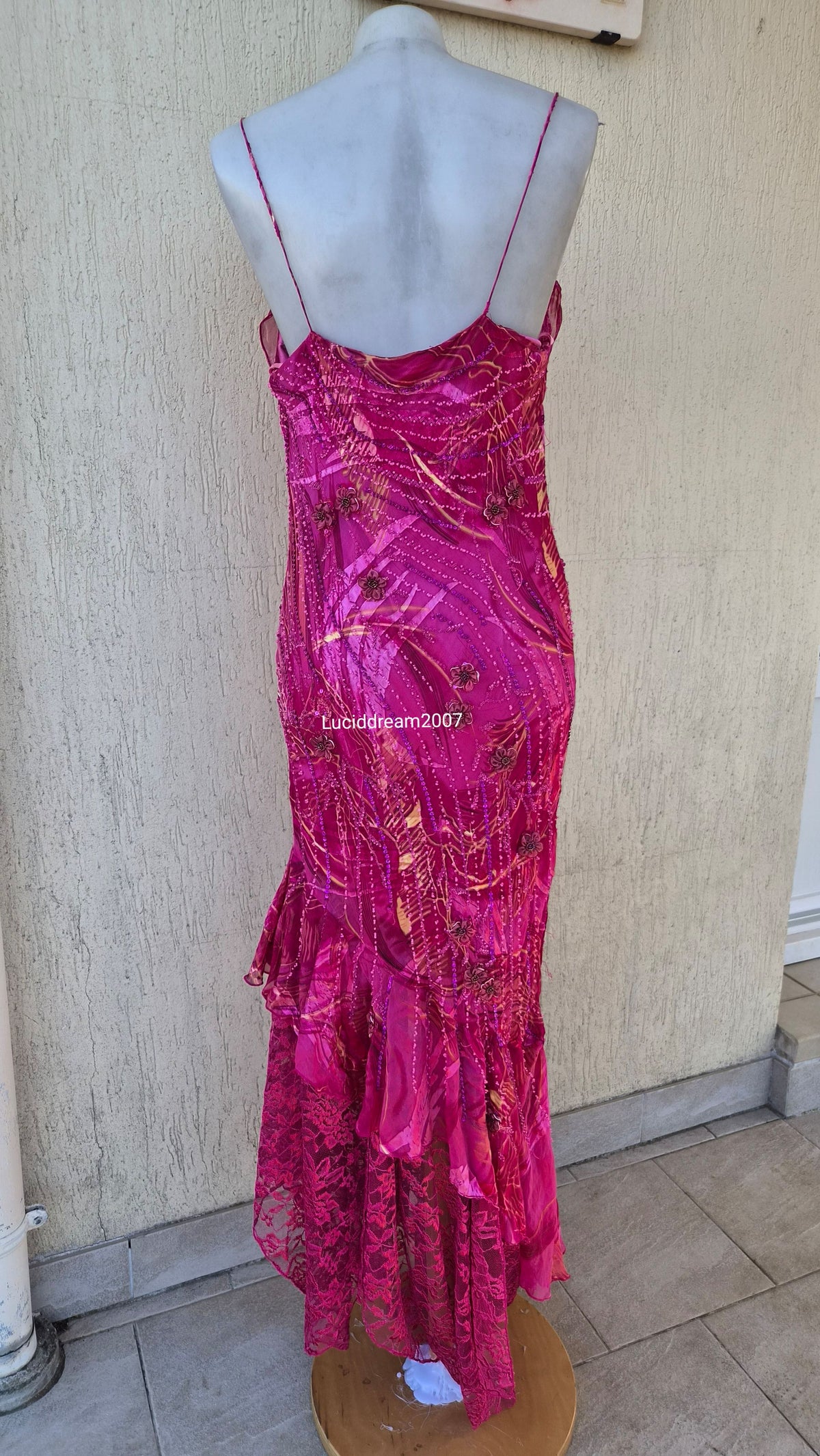 Robe rose en soie brodée de perles et fleurs