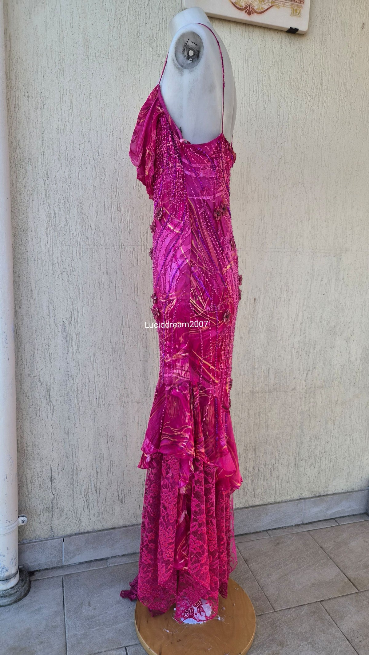 Robe rose en soie brodée de perles et fleurs