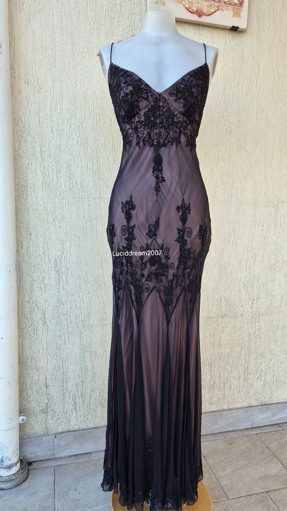 Robe en soie brodée noire à doublure rose