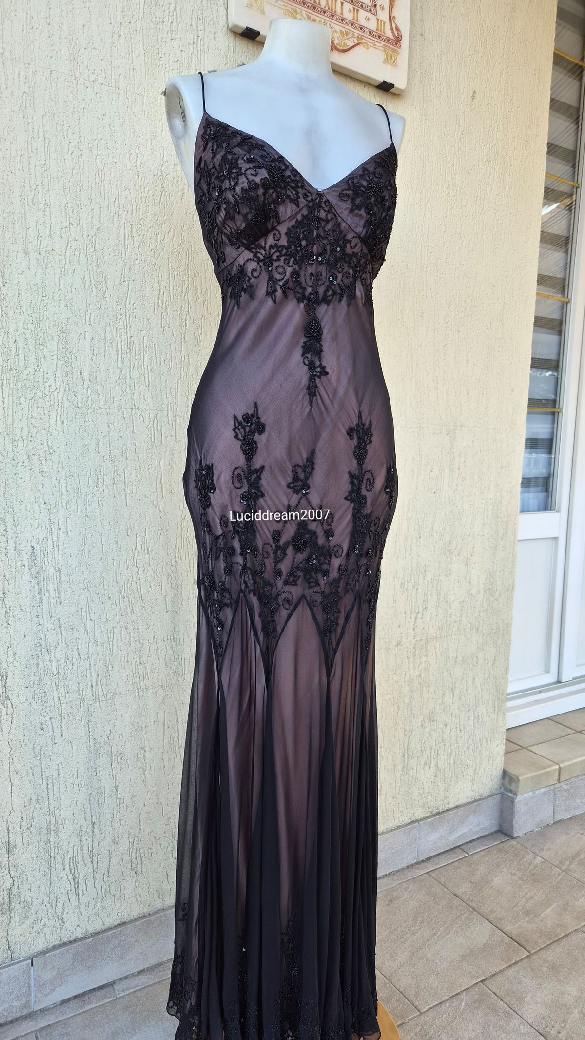Robe en soie brodée noire à doublure rose