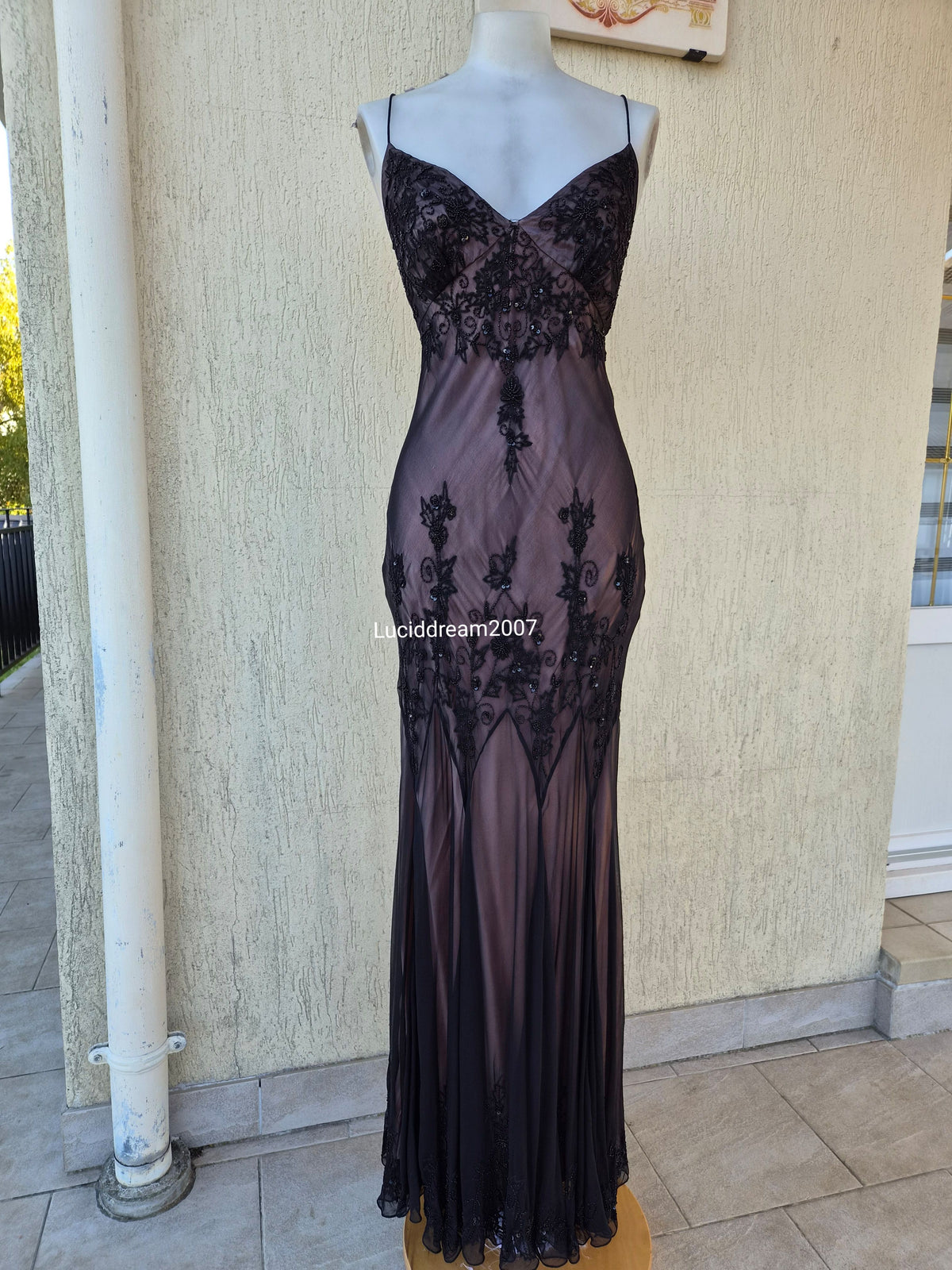Robe en soie brodée noire à doublure rose