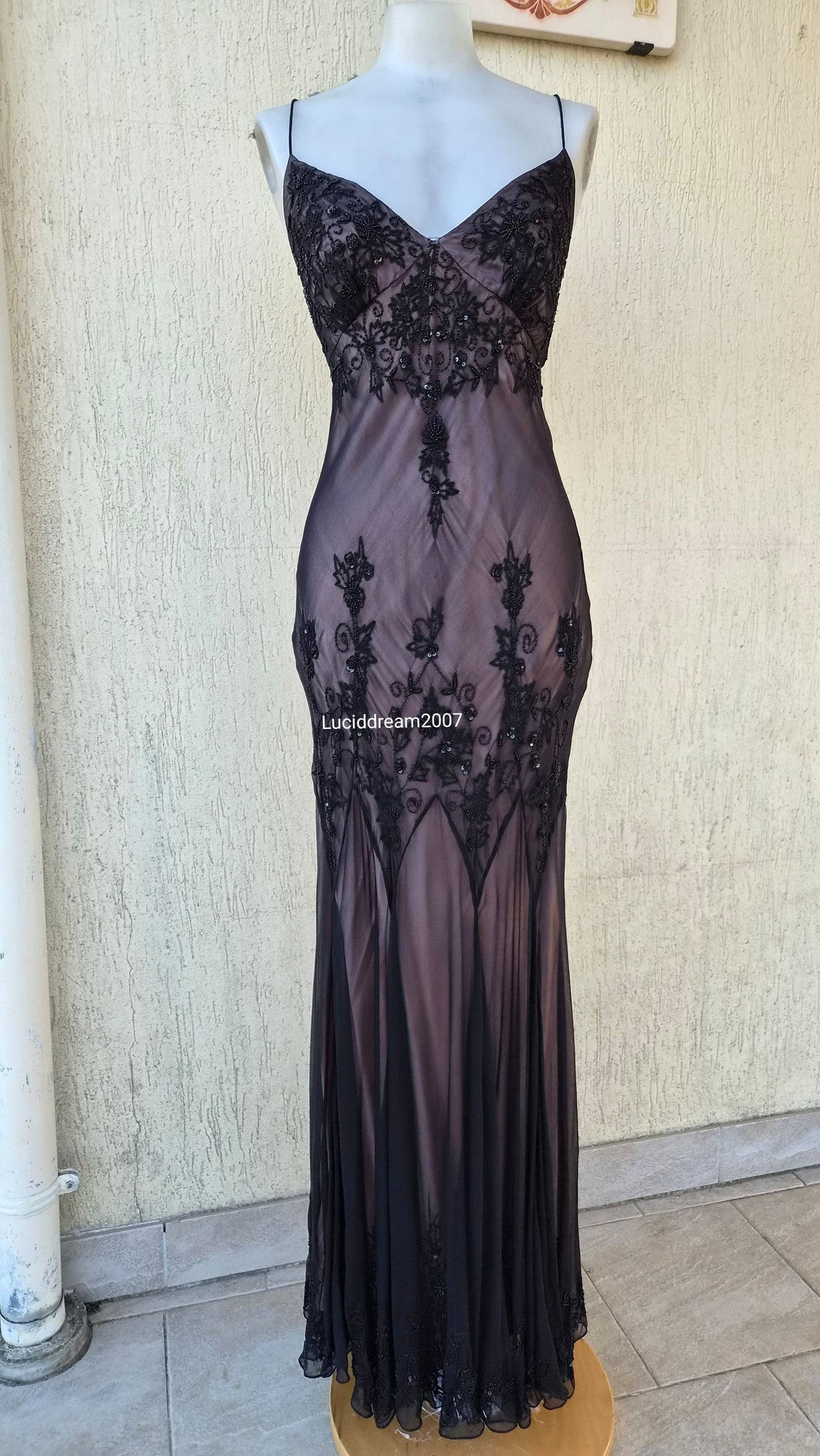 Robe en soie brodée noire à doublure rose