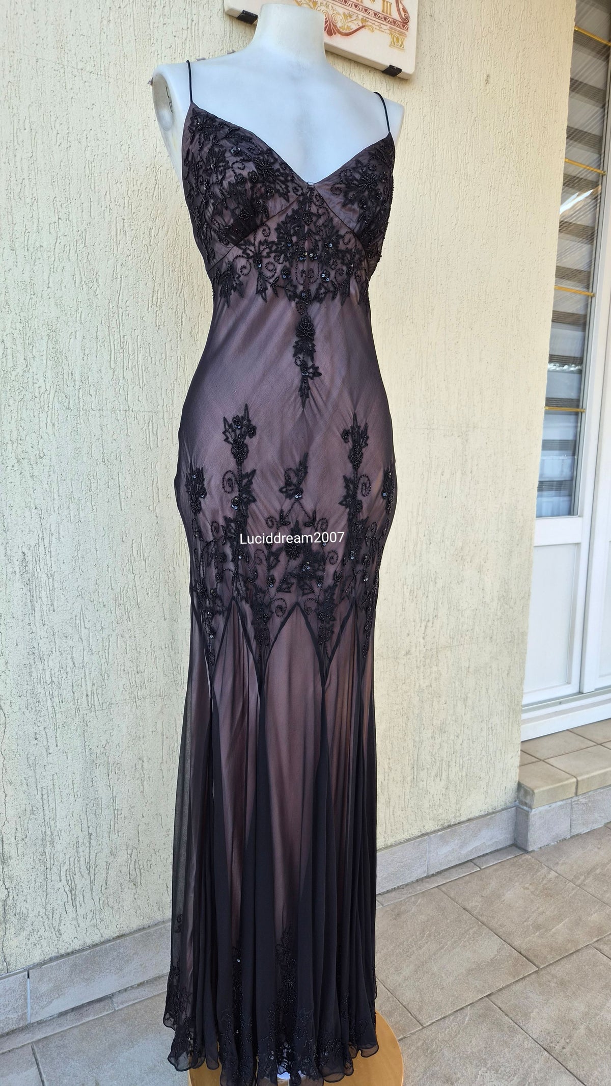 Robe en soie brodée noire à doublure rose