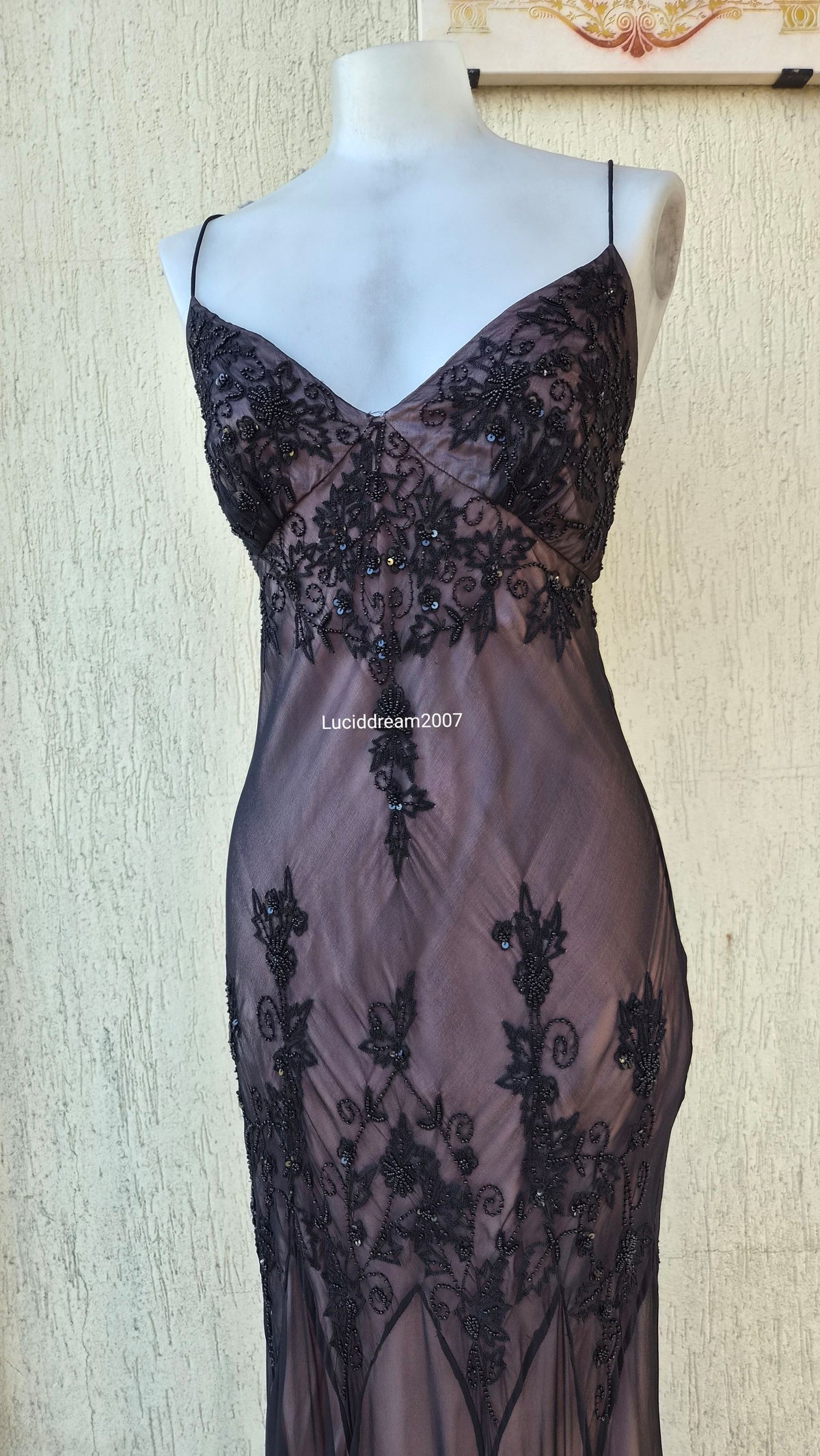 Robe en soie brodée noire à doublure rose