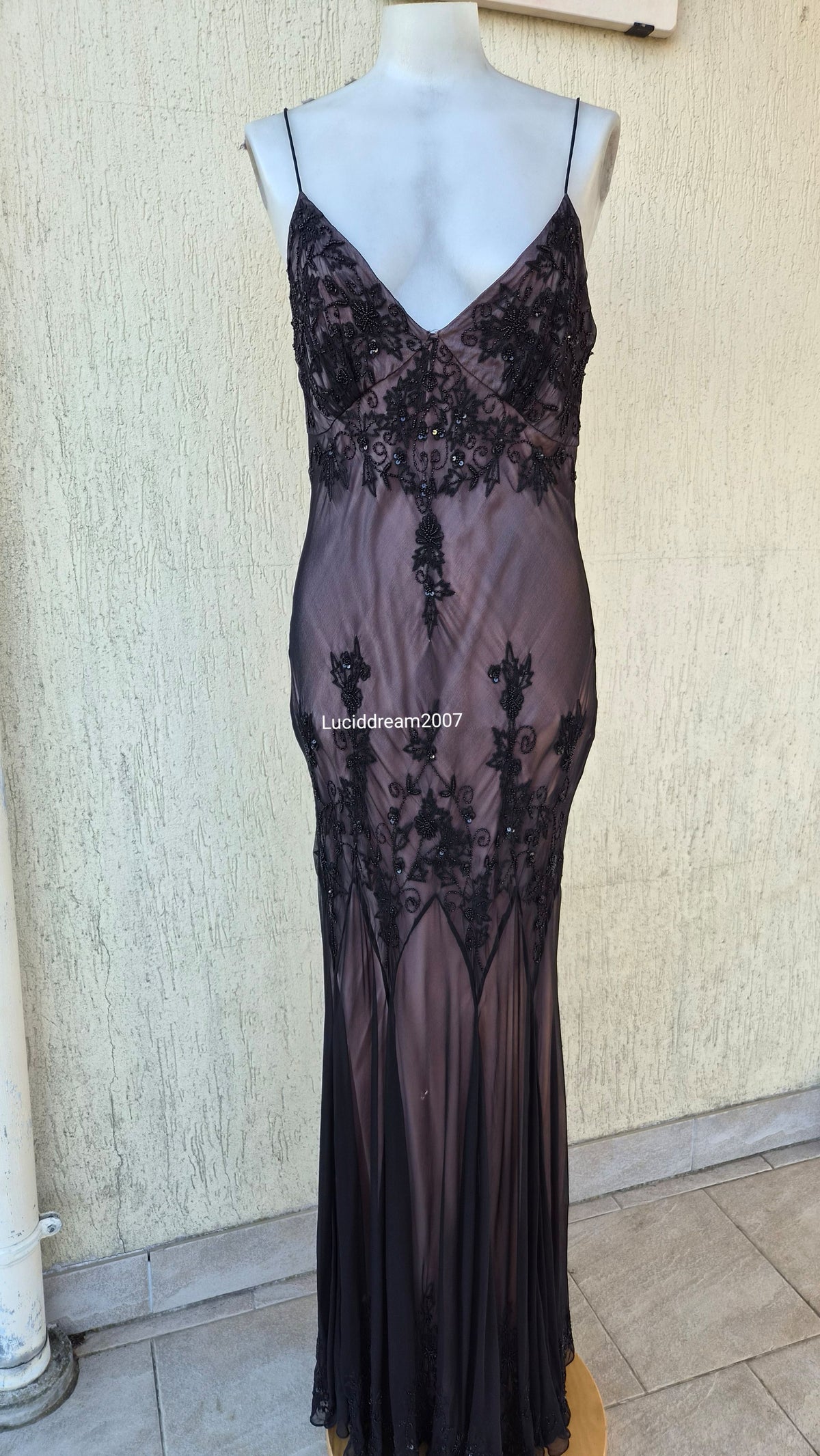 Robe en soie brodée noire à doublure rose