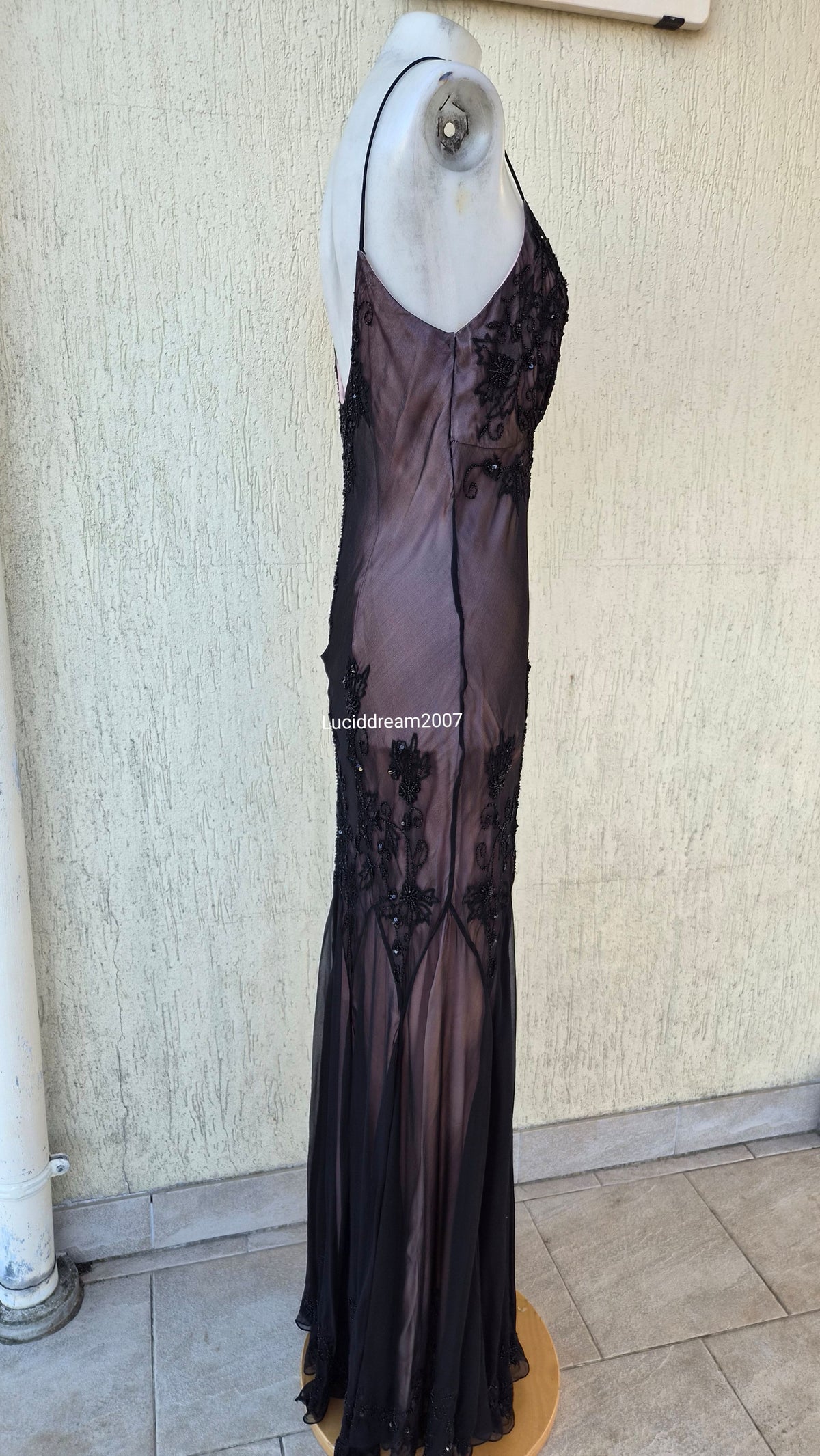 Robe en soie brodée noire à doublure rose