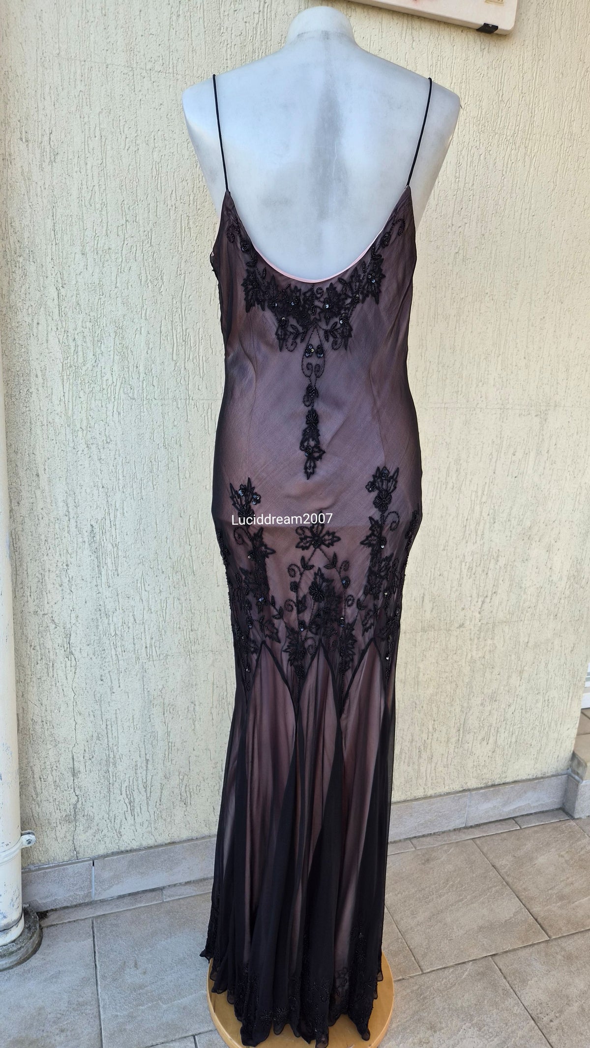 Robe en soie brodée noire à doublure rose