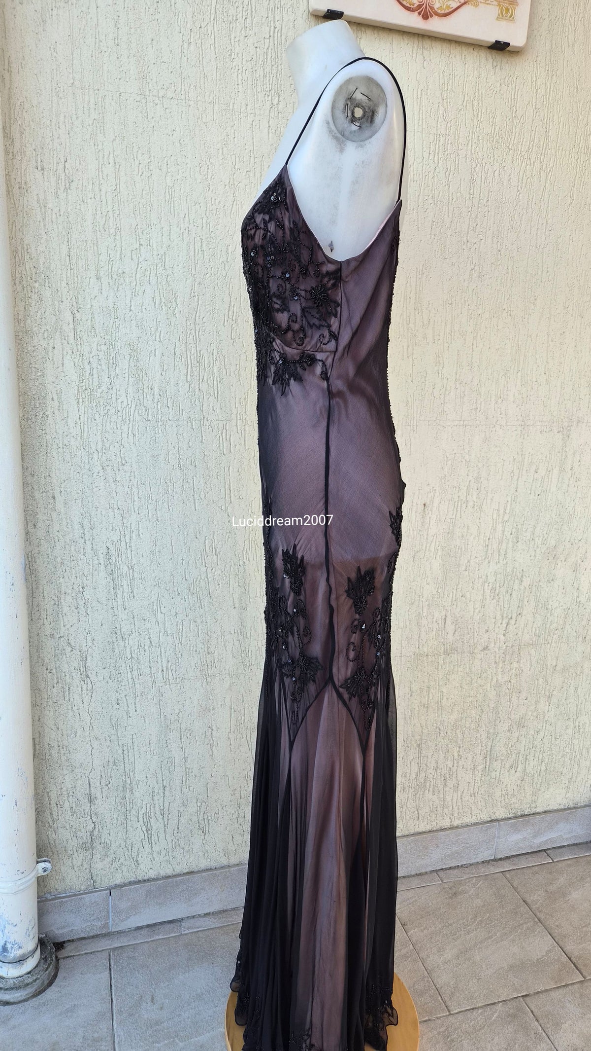 Robe en soie brodée noire à doublure rose