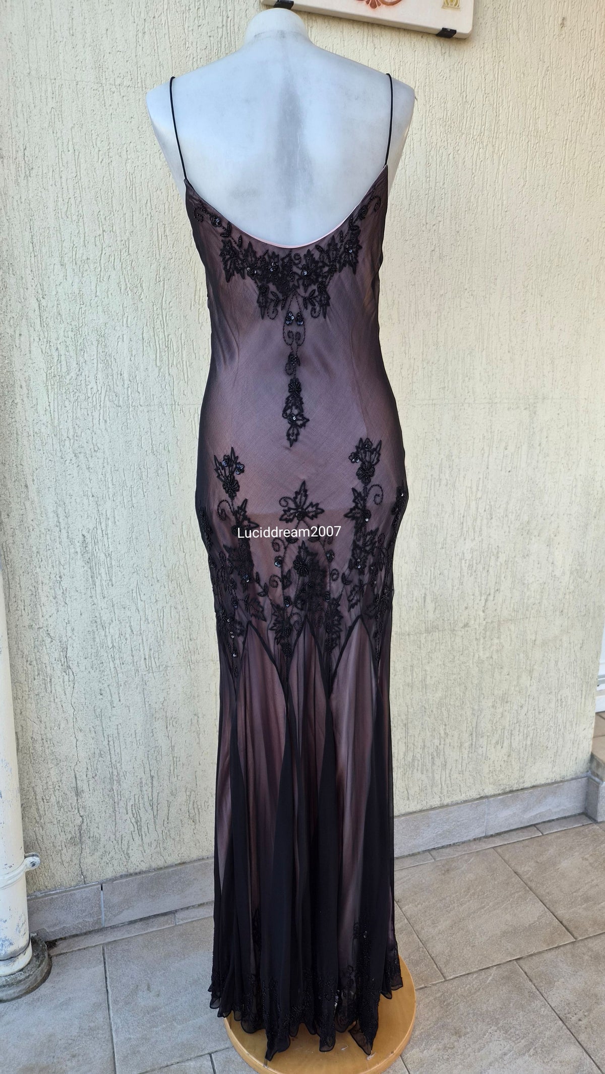 Robe en soie brodée noire à doublure rose