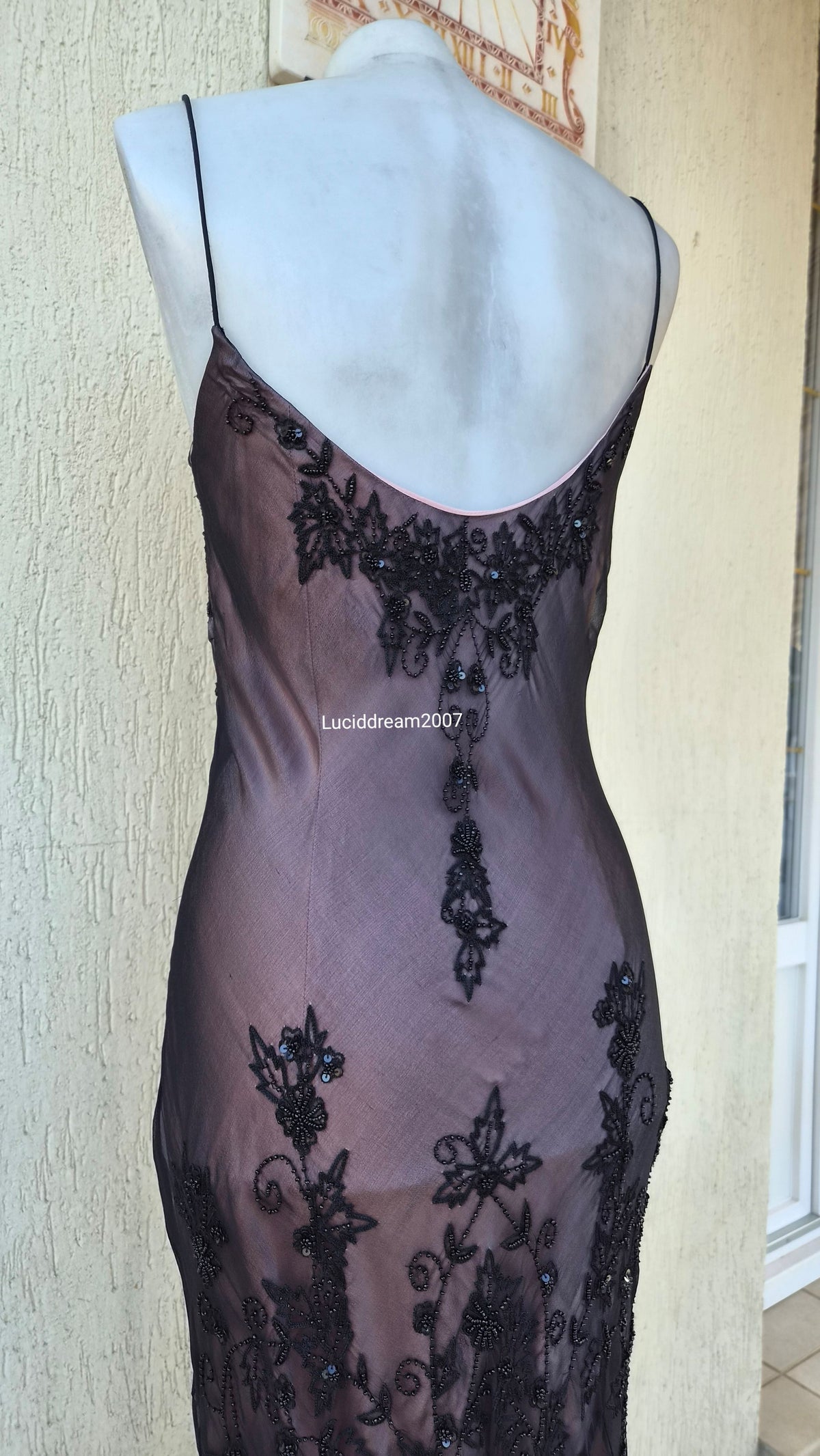 Robe en soie brodée noire à doublure rose