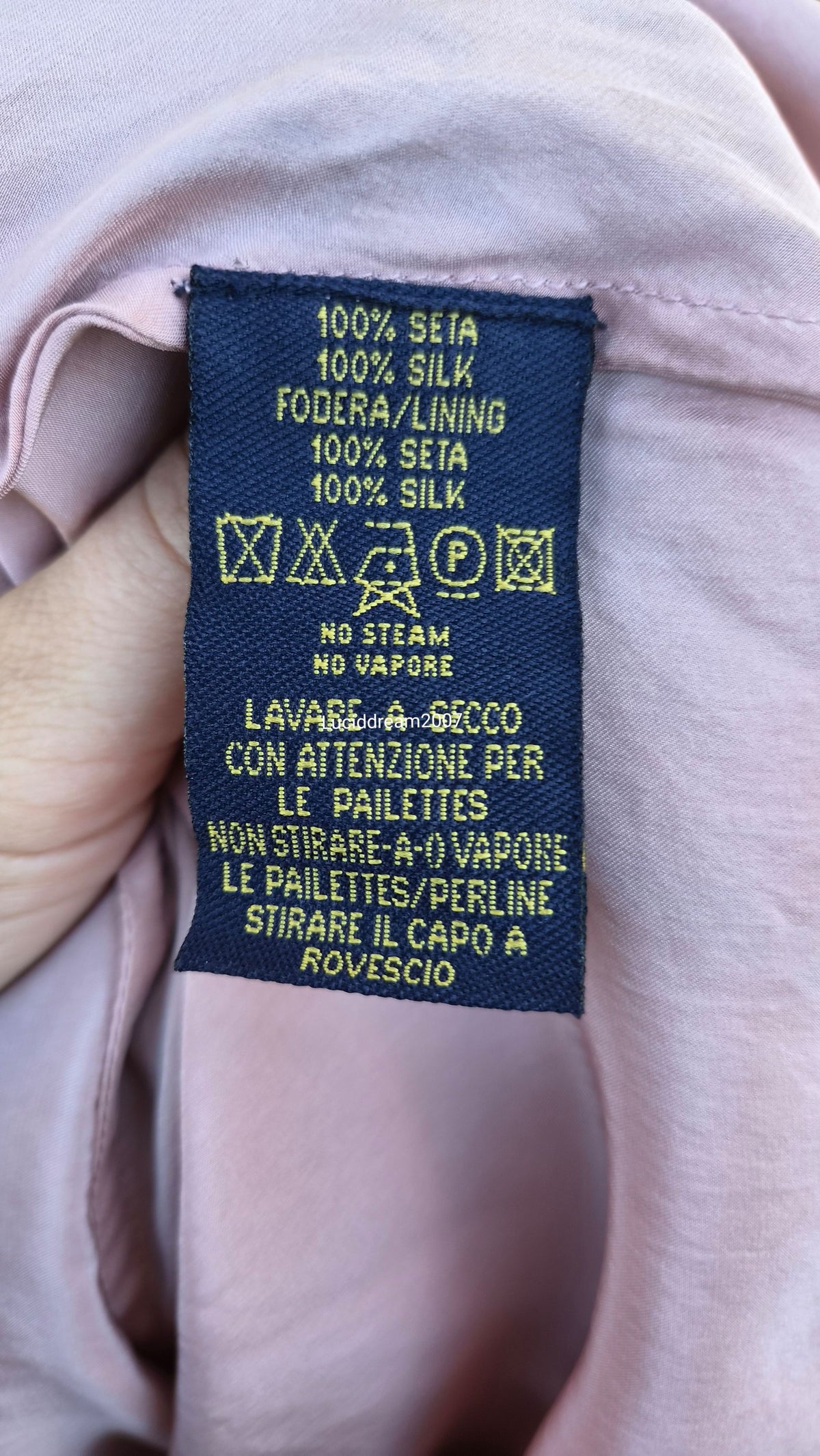 Robe en soie brodée noire à doublure rose