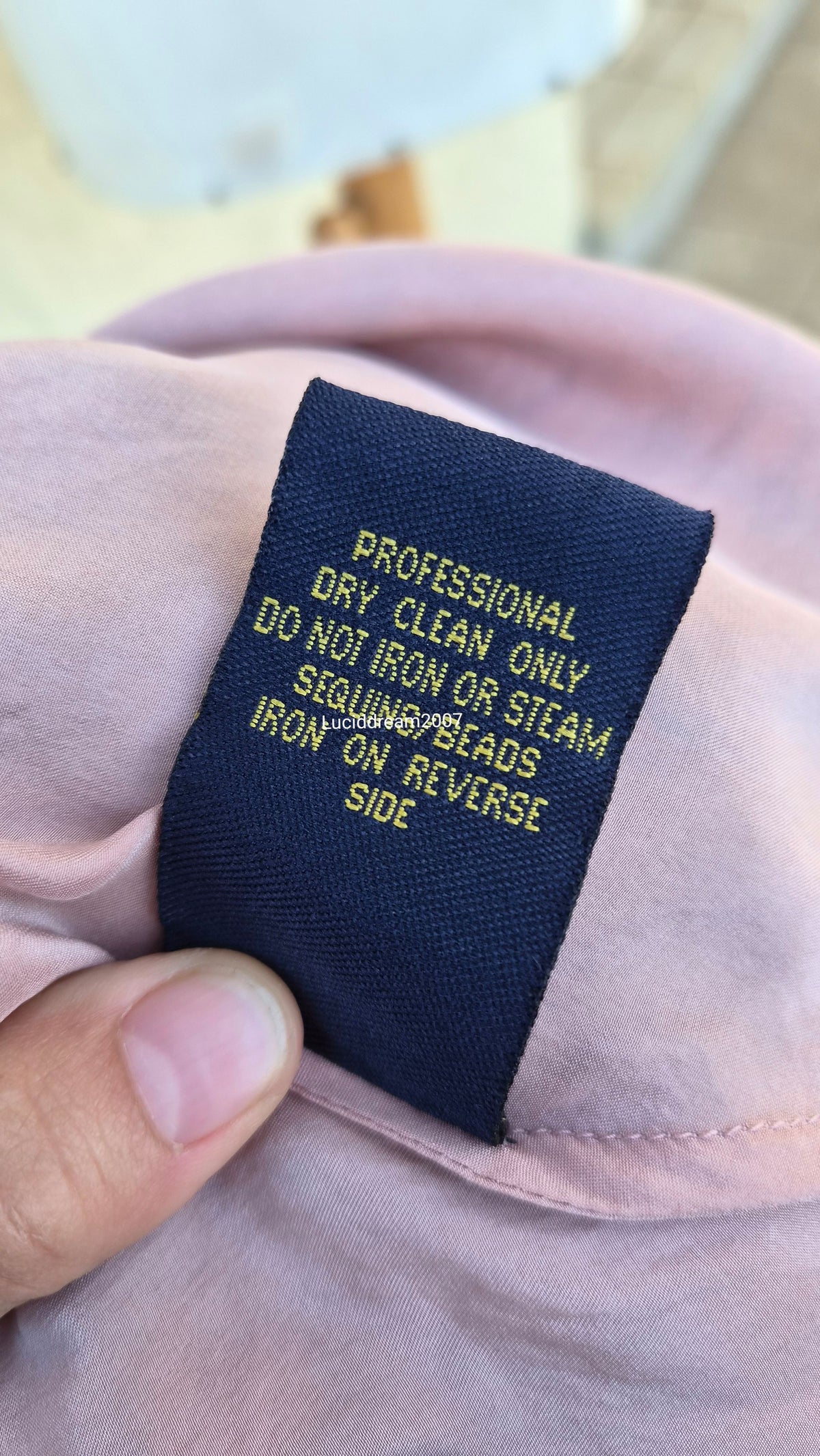 Robe en soie brodée noire à doublure rose