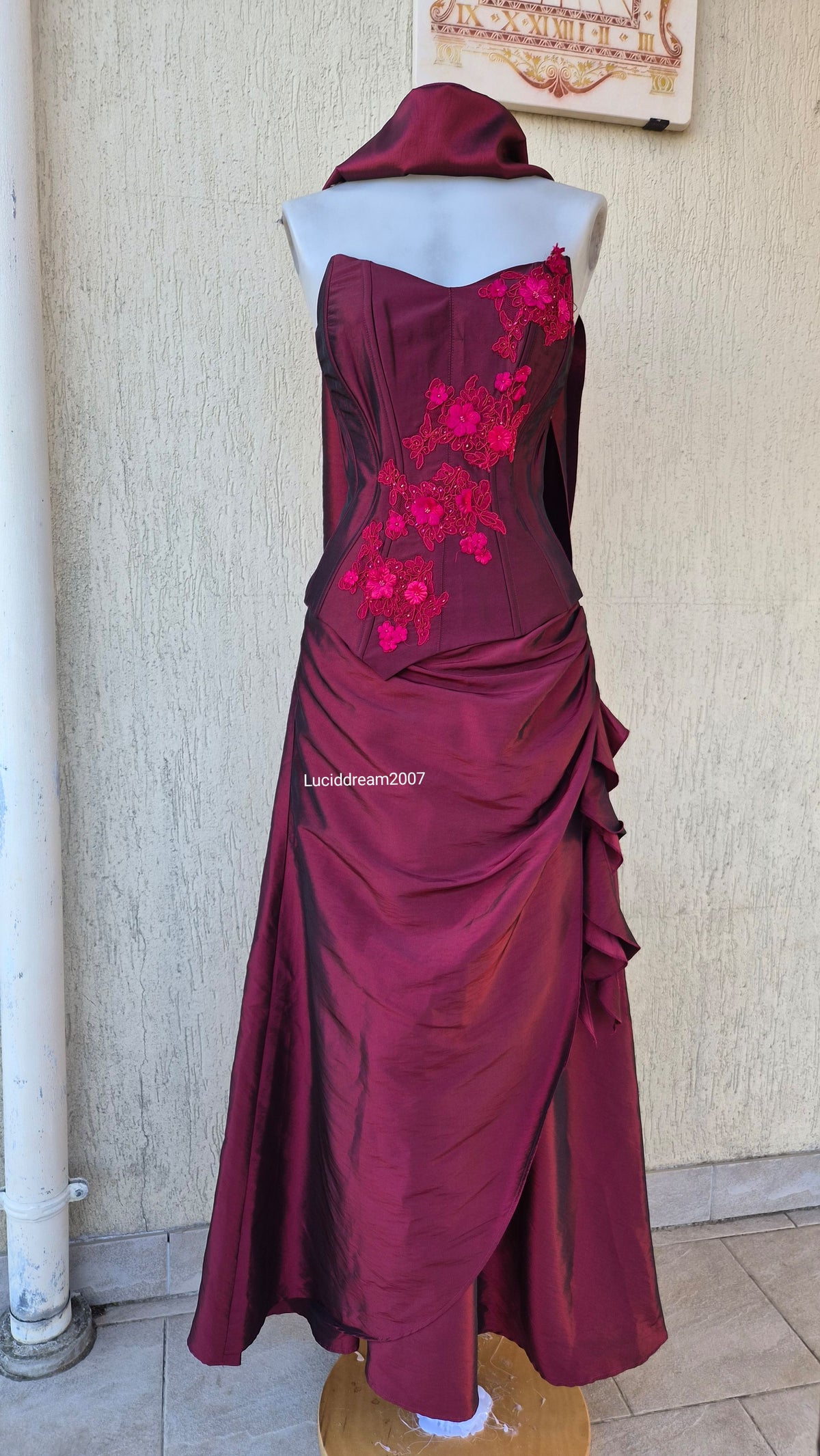 Ensemble rouge haut, jupe et châle