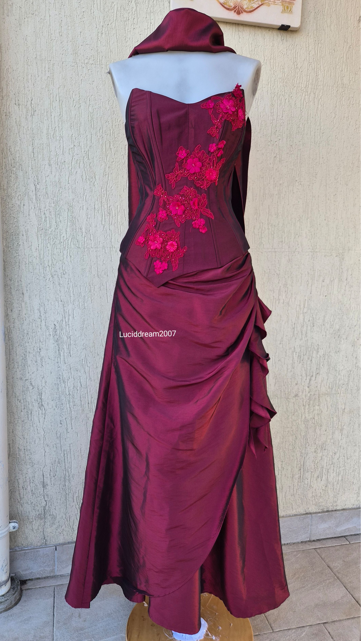 Ensemble rouge haut, jupe et châle