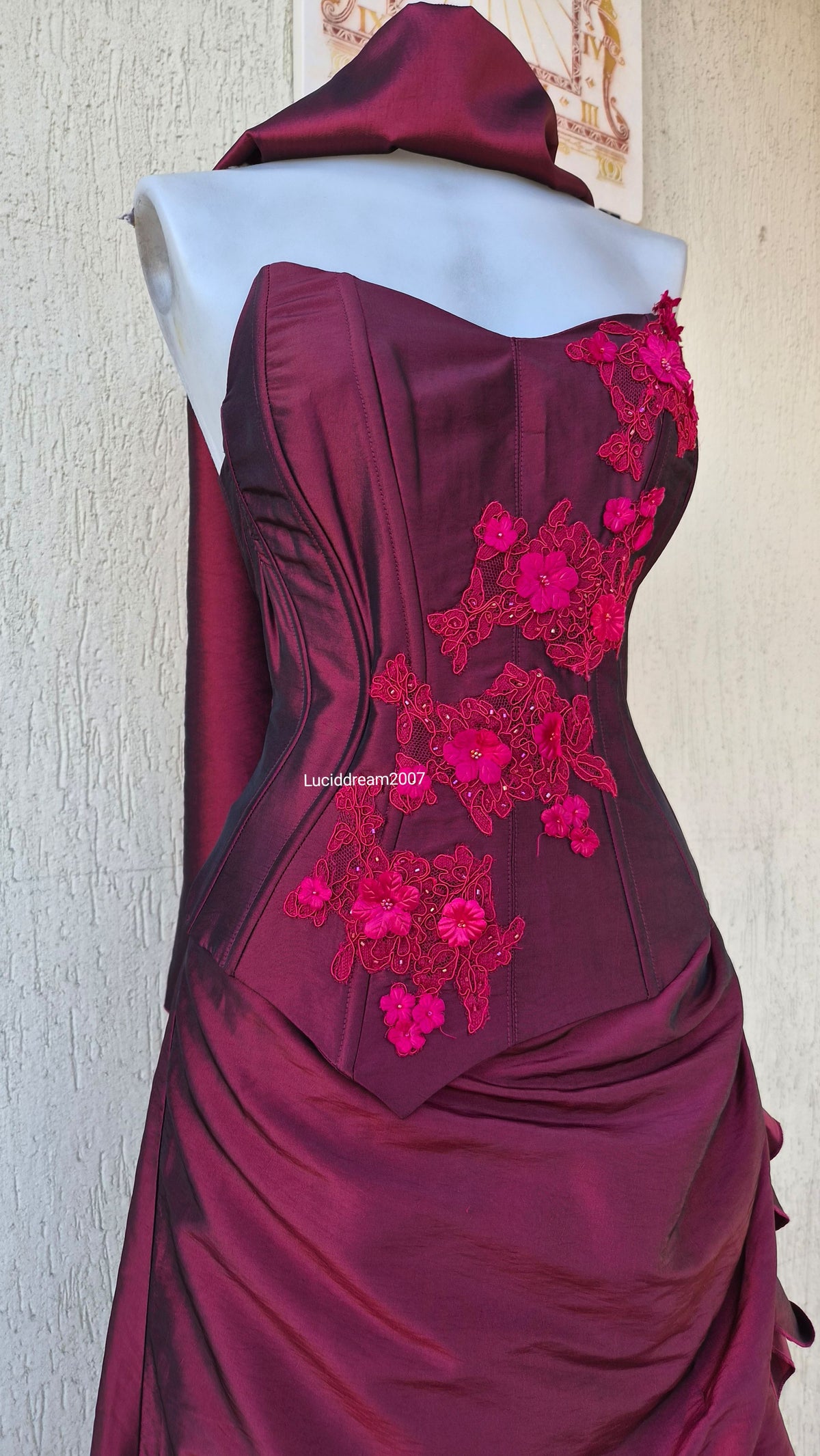 Ensemble rouge haut, jupe et châle