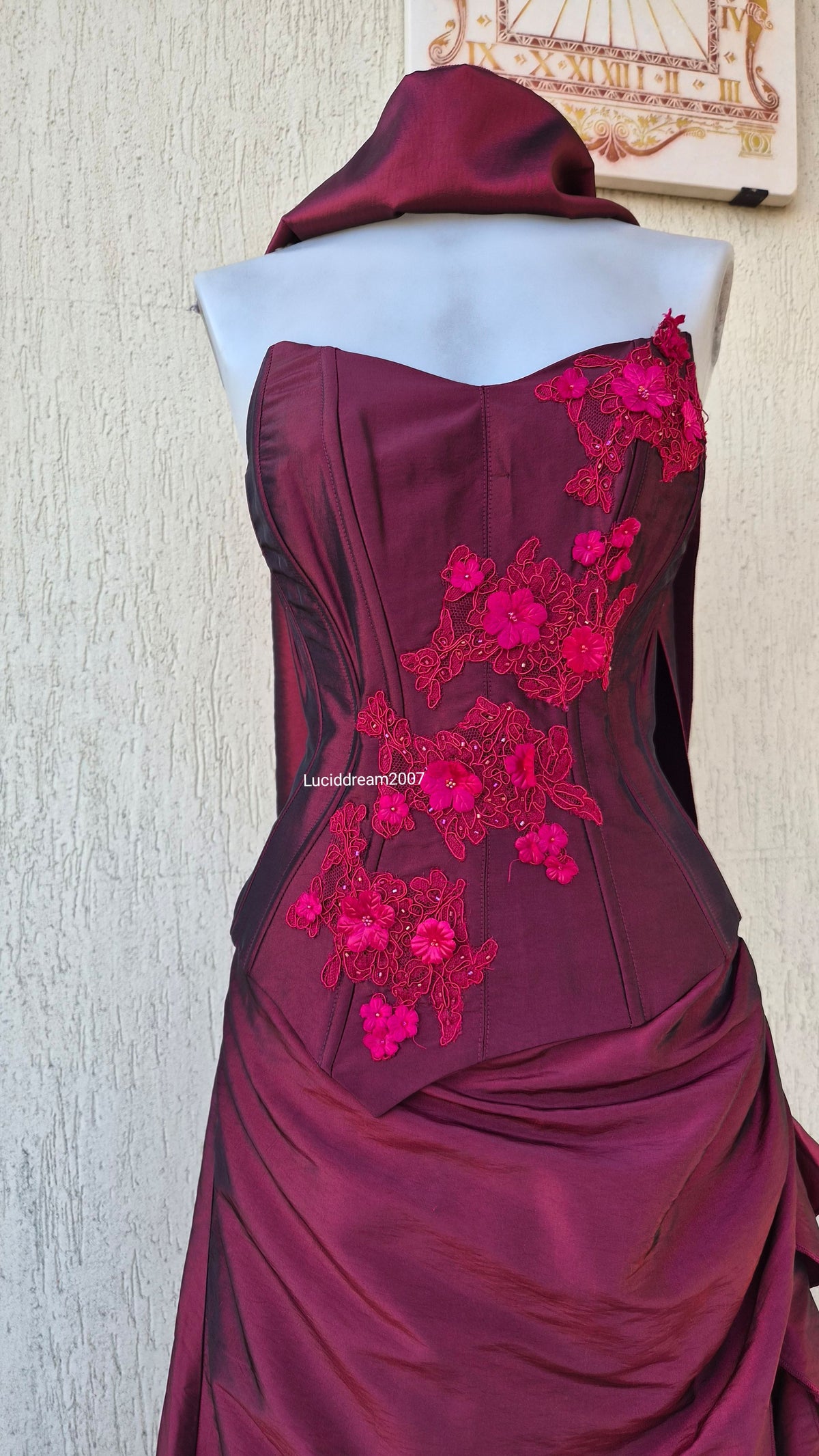 Ensemble rouge haut, jupe et châle