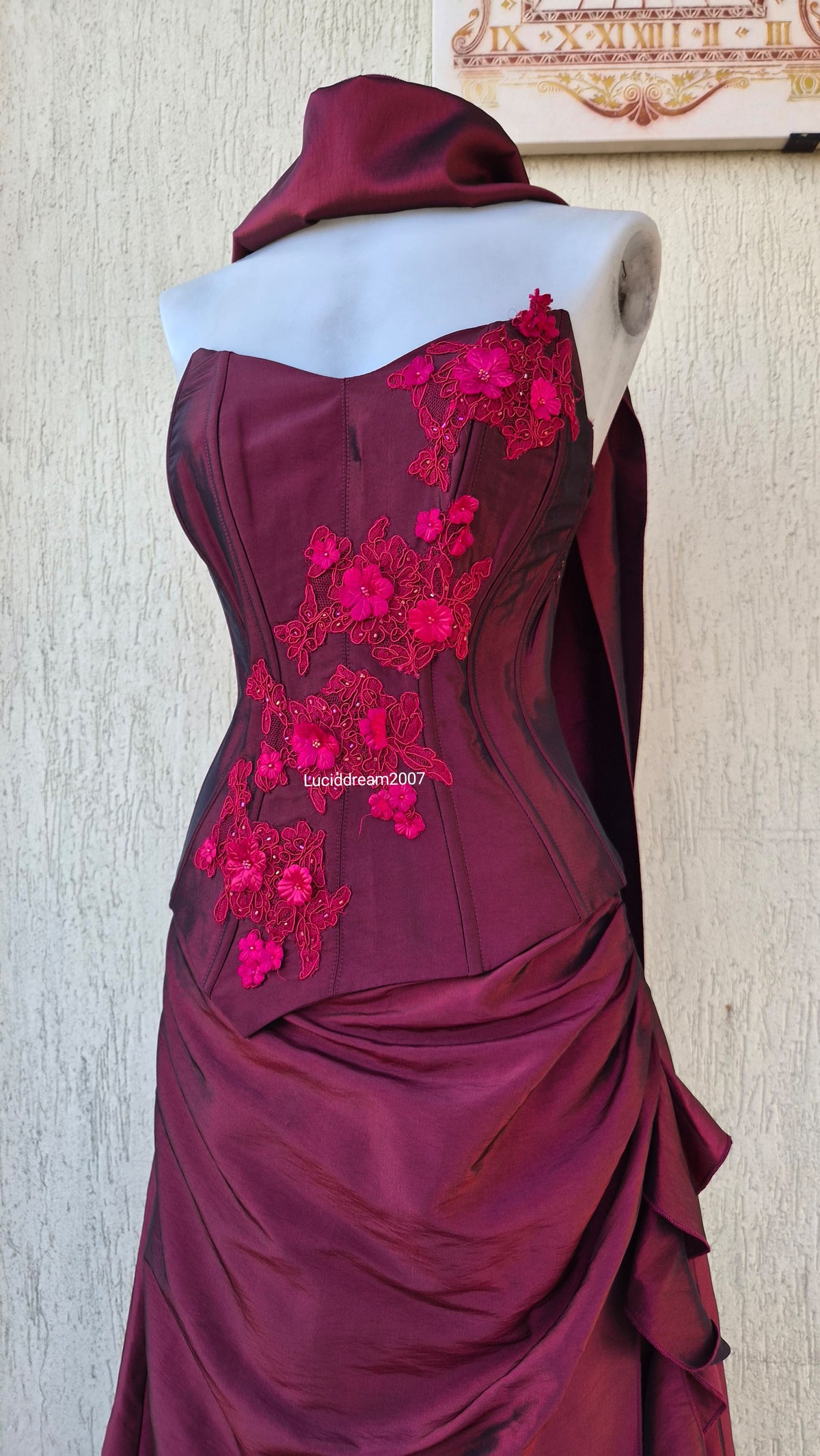 Ensemble rouge haut, jupe et châle