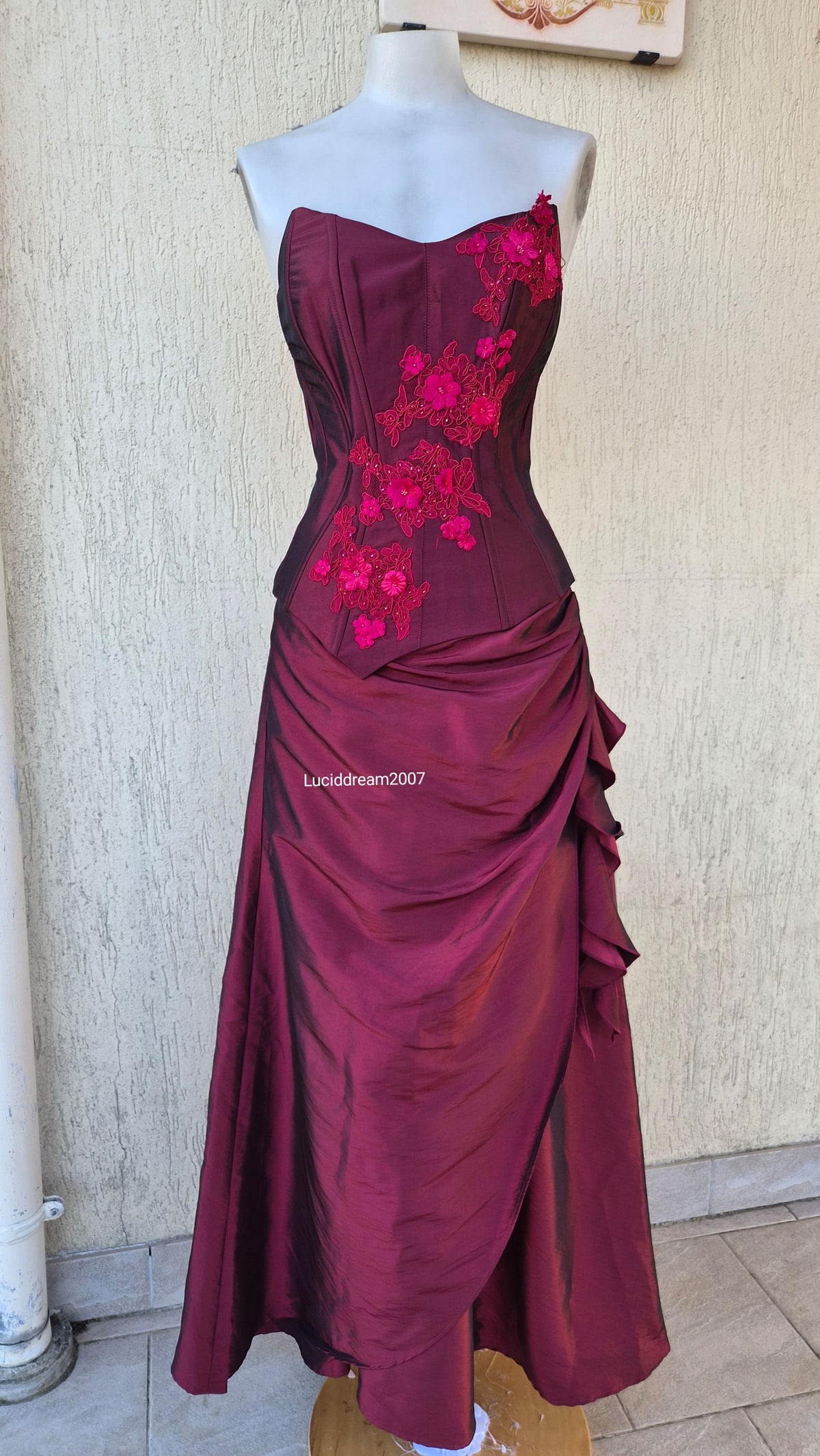 Ensemble rouge haut, jupe et châle
