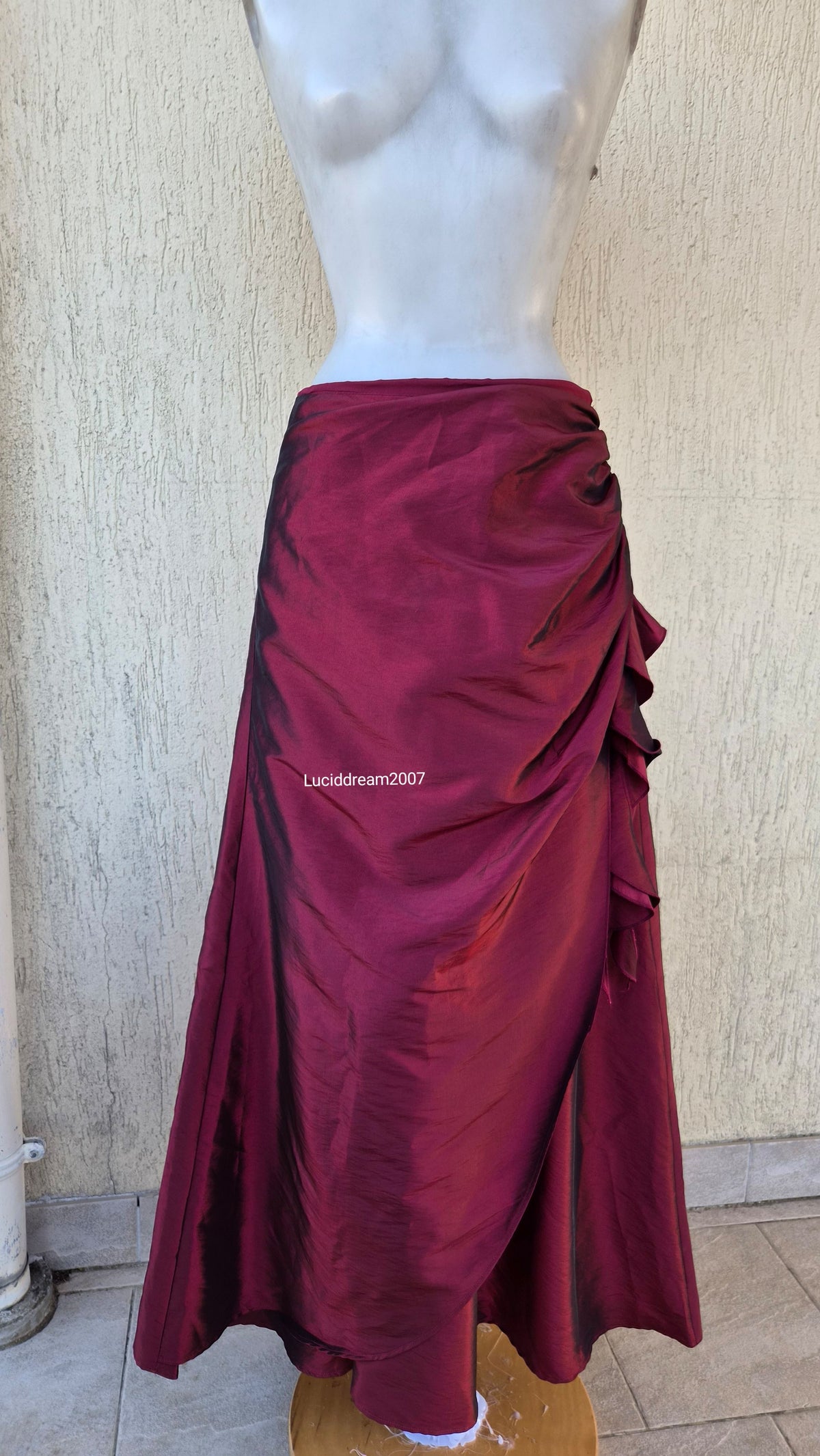 Ensemble rouge haut, jupe et châle