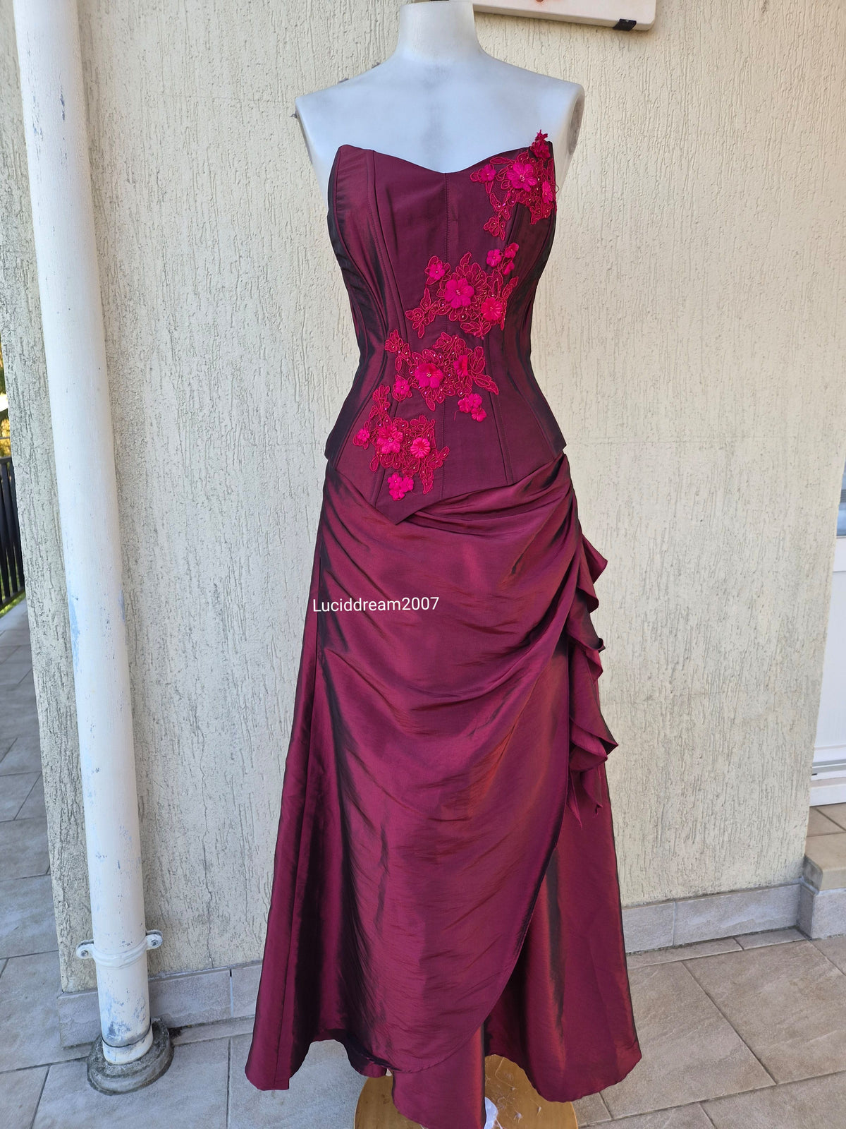 Ensemble rouge haut, jupe et châle