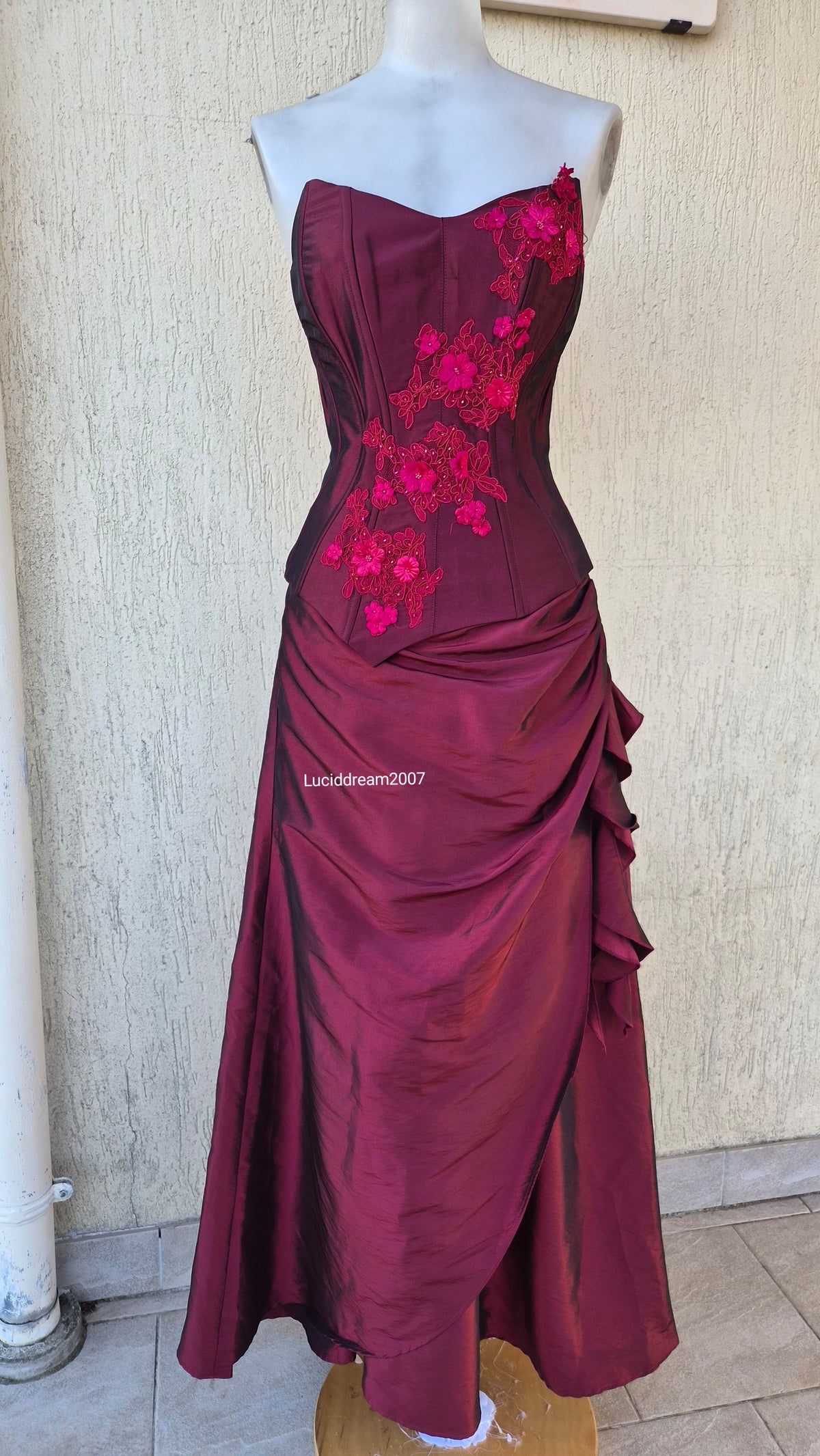 Ensemble rouge haut, jupe et châle
