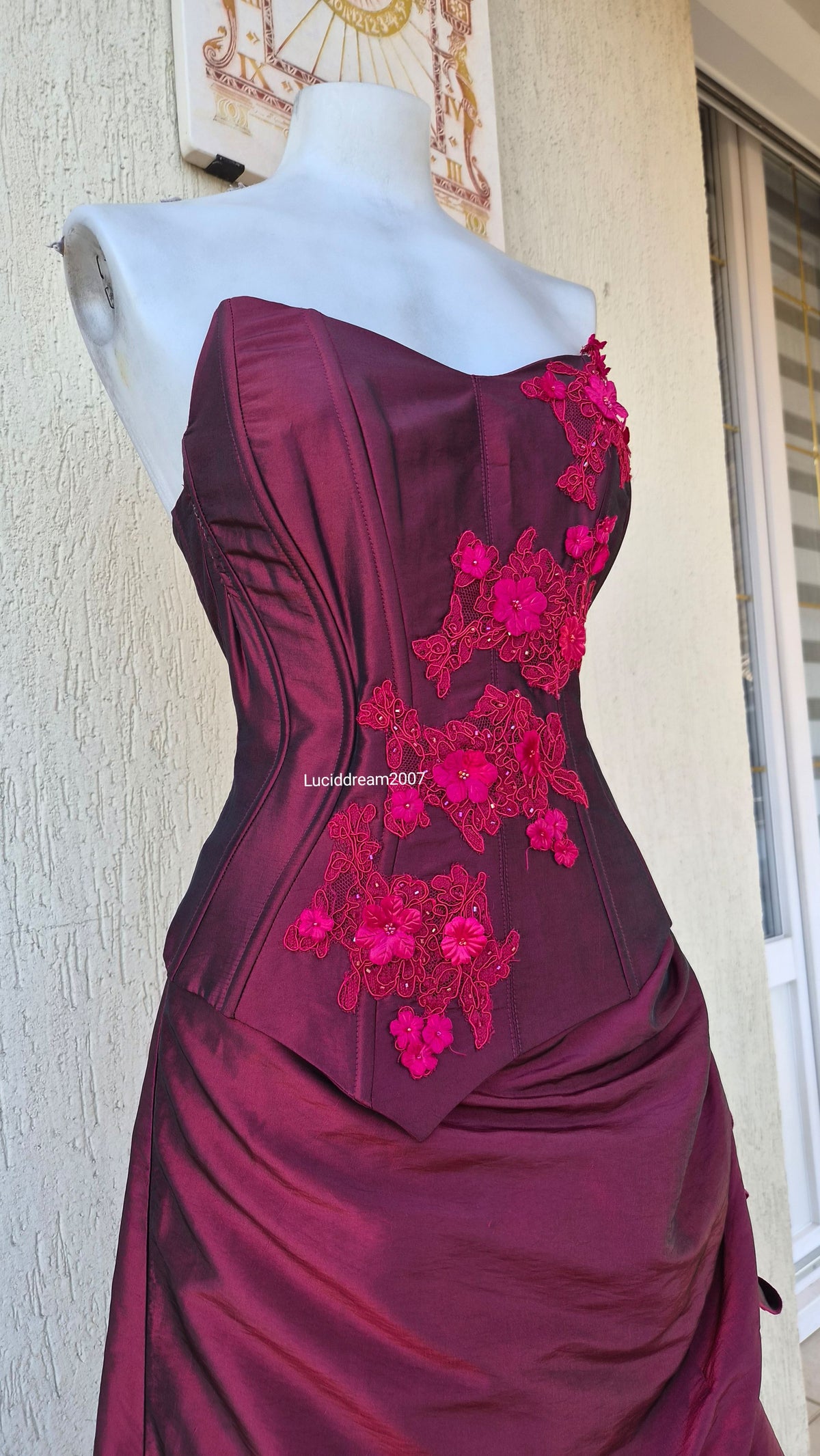 Ensemble rouge haut, jupe et châle