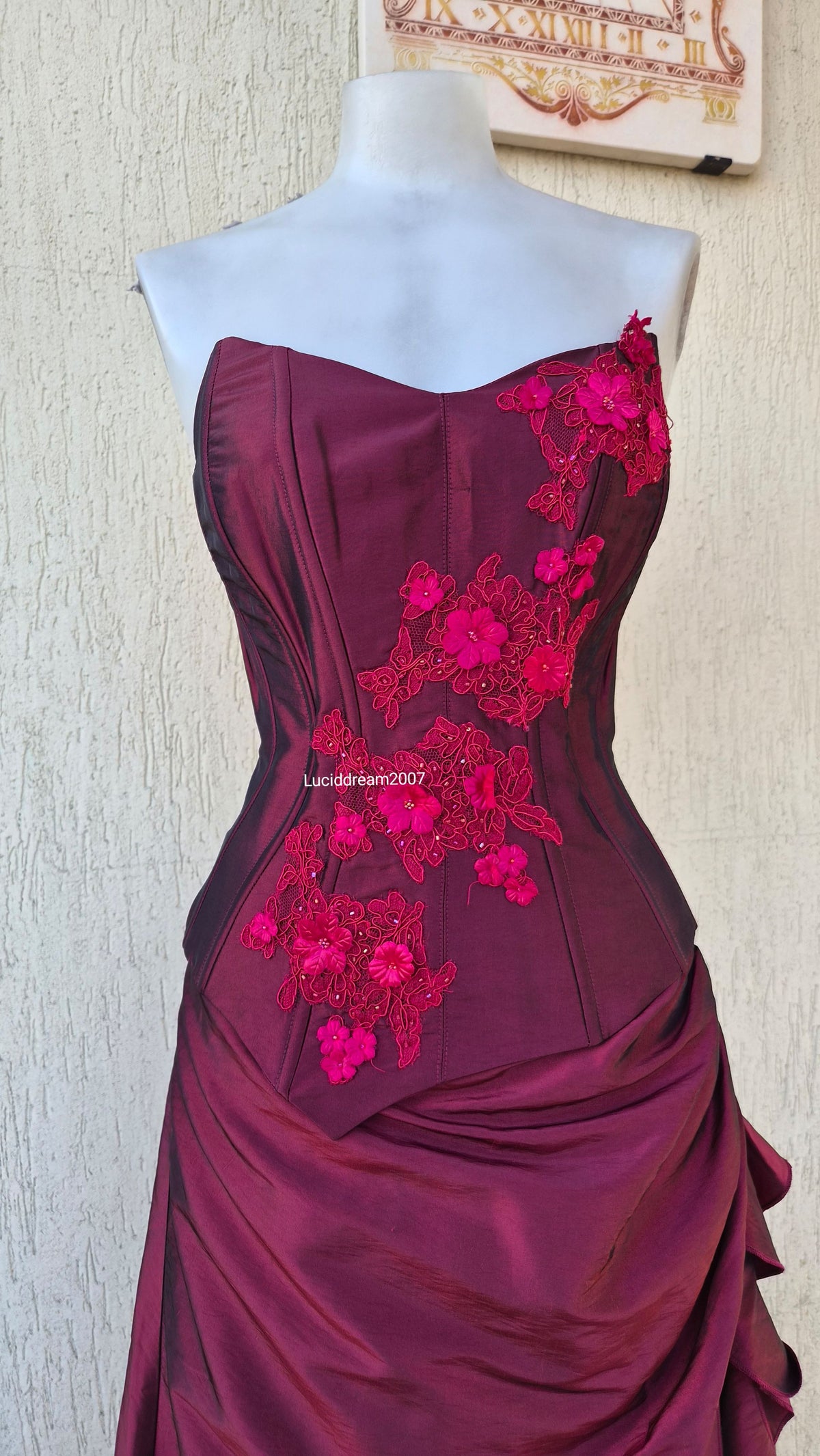 Ensemble rouge haut, jupe et châle