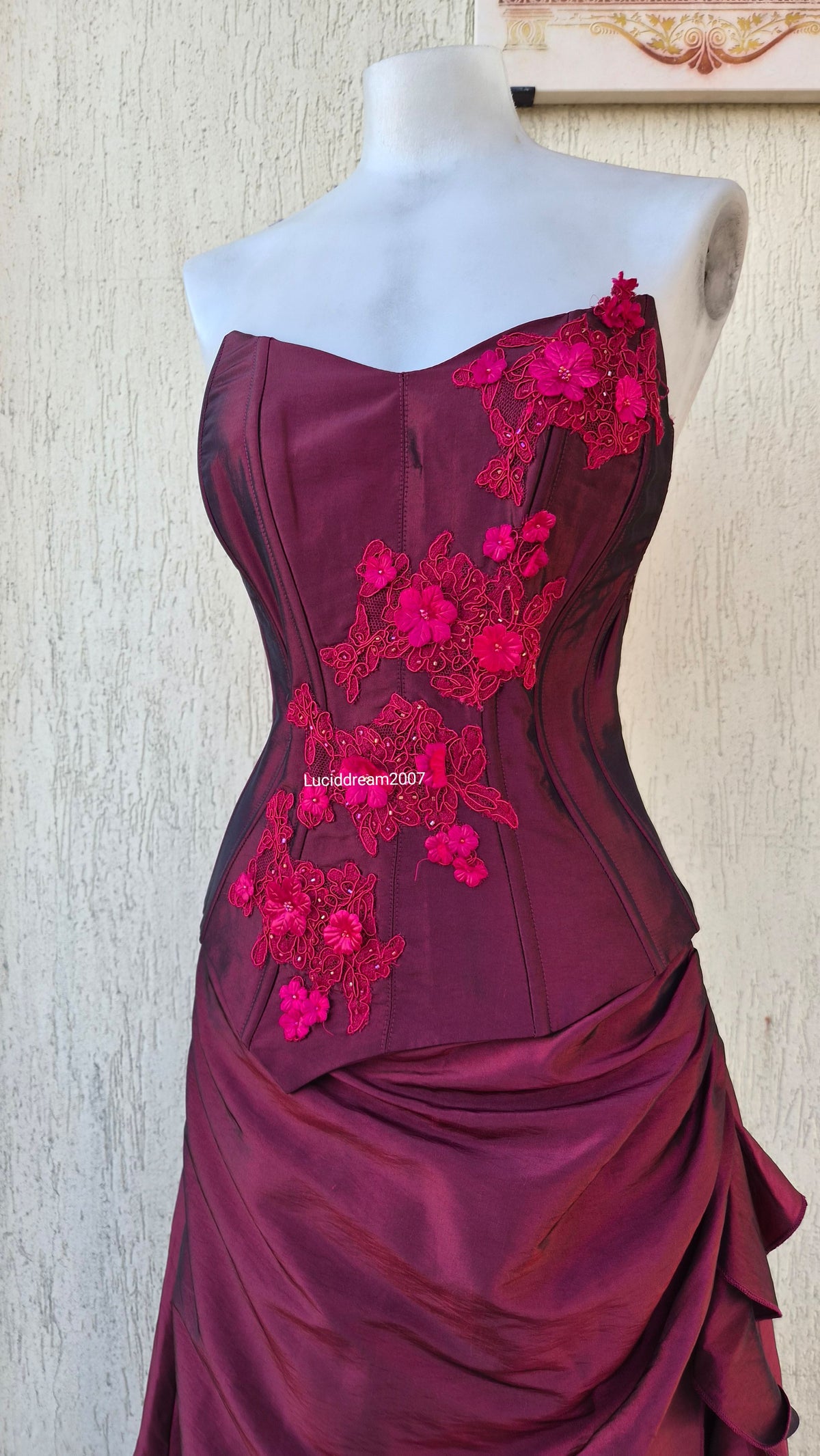 Ensemble rouge haut, jupe et châle