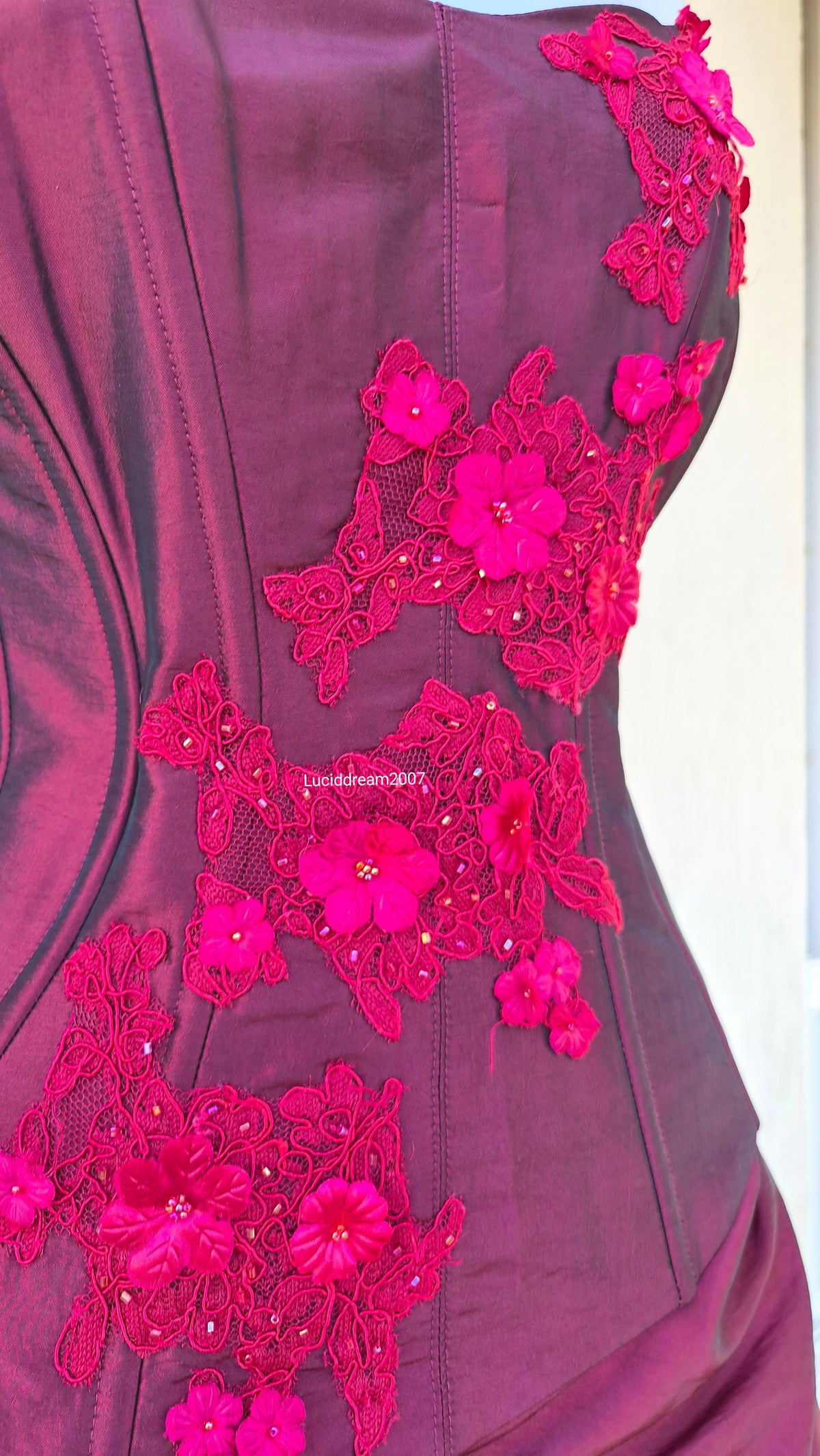 Ensemble rouge haut, jupe et châle