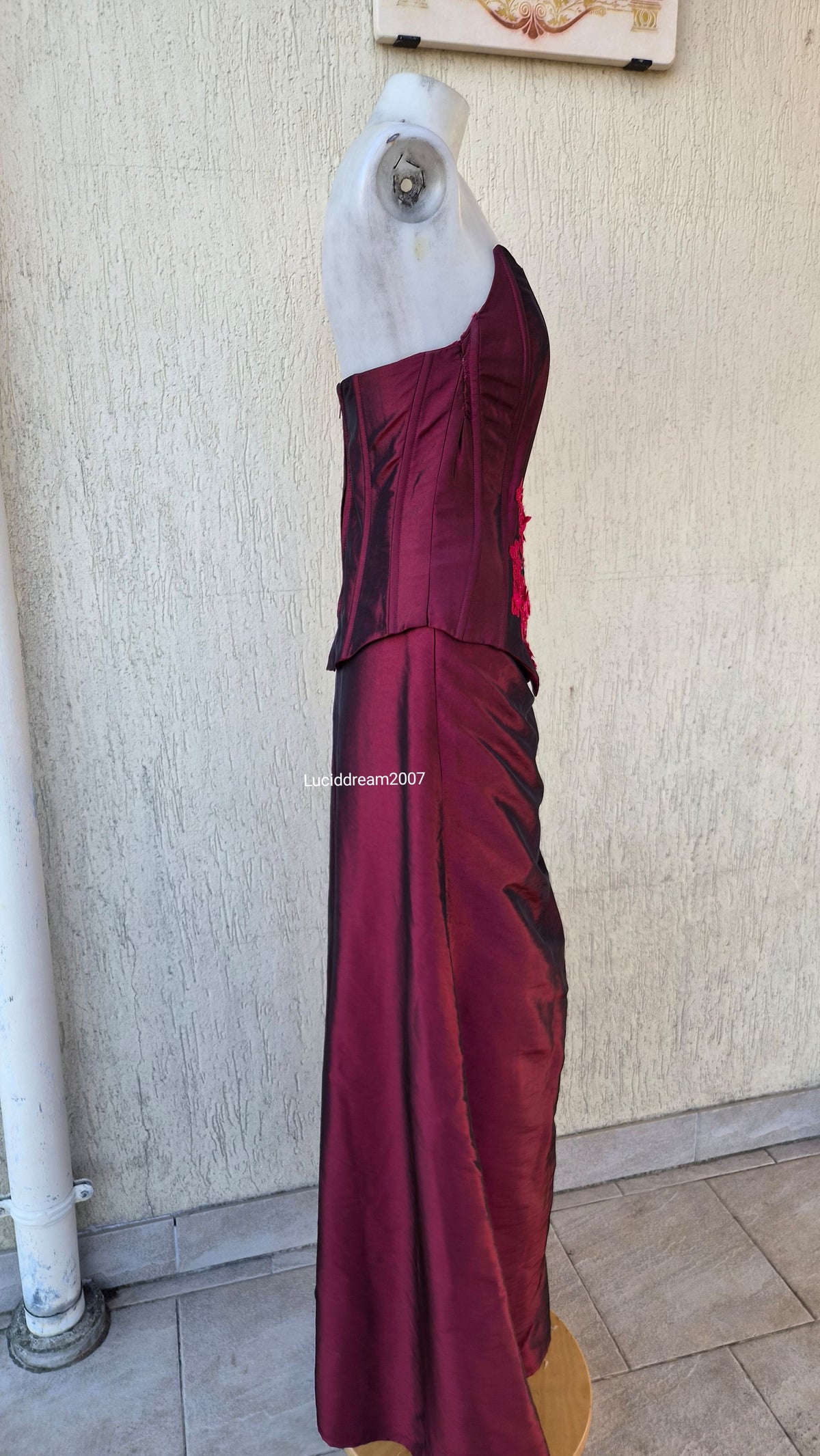 Ensemble rouge haut, jupe et châle
