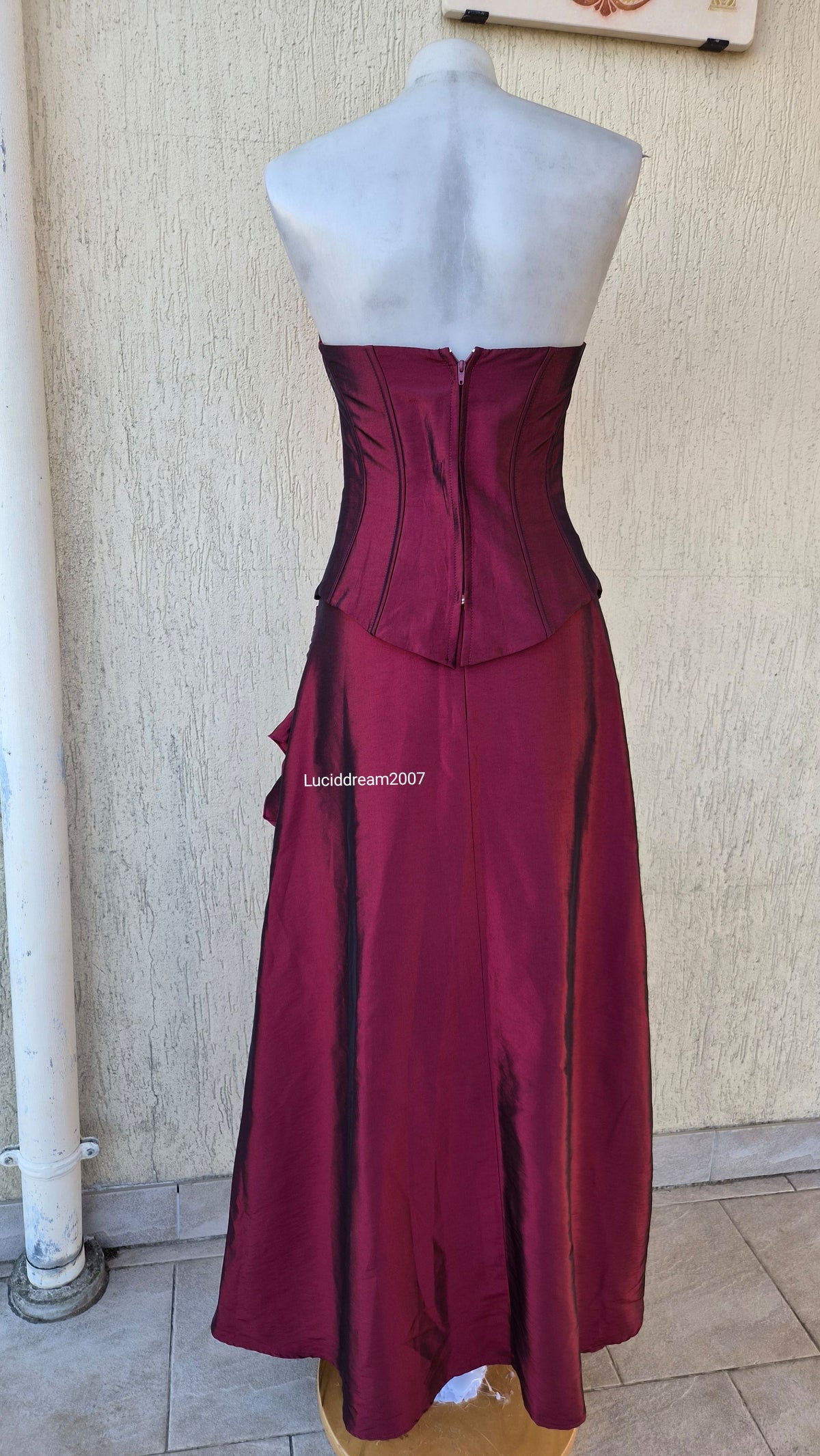 Ensemble rouge haut, jupe et châle