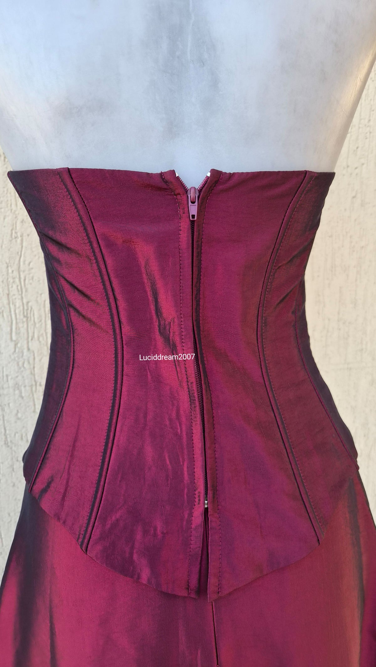 Ensemble rouge haut, jupe et châle