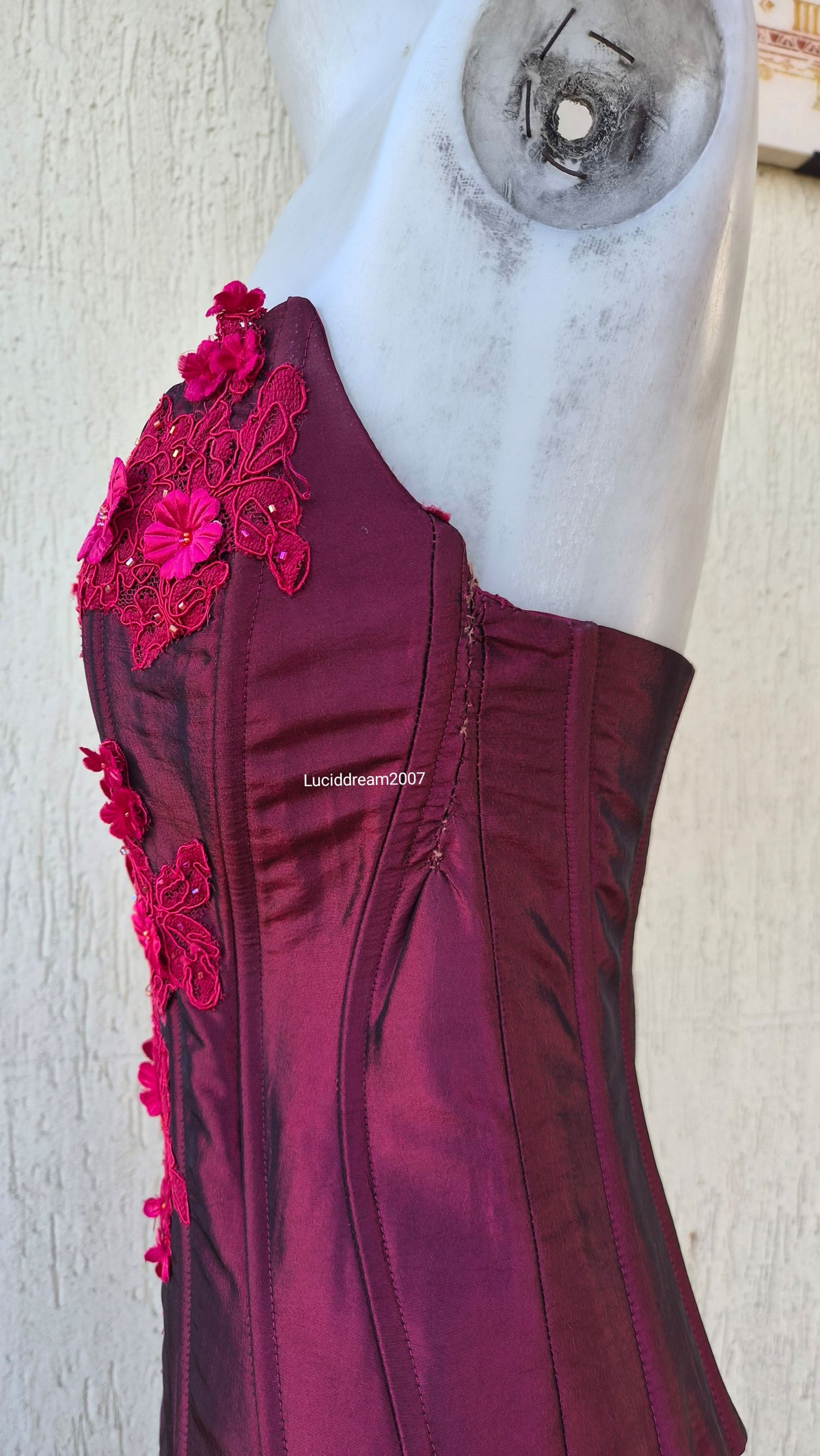Ensemble rouge haut, jupe et châle