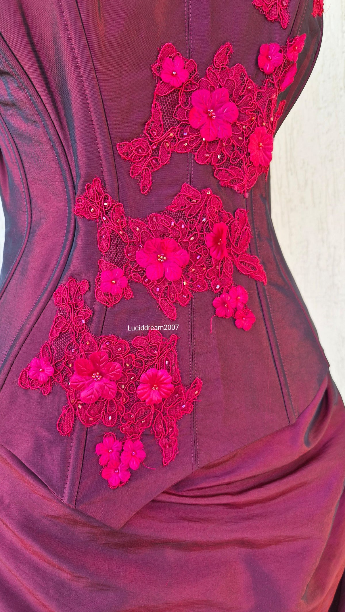 Ensemble rouge haut, jupe et châle